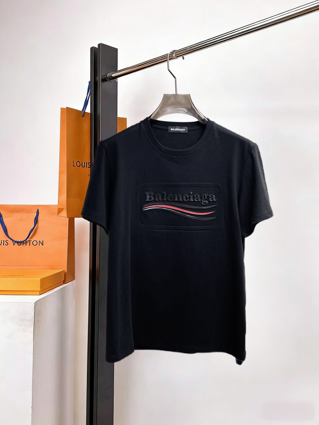 NO:929334,Balenciaga has all three standards. The latest 2026 summer short-sleeves are available at the counter. The original order is very good. Fashionable original imported technical fabrics. The upper body is comfortable and breathable. The original customized hardware accessories. The upper body is handsome and stylish. The three standards are complete. Recommended model. The grade is very high. The purchasing code number is L-4XL. The maximum wearing capacity is 195 catties., balenciaga, T-shirt,19860909巴黎世家三标齐全. 2026夏季新款最新品短袖,专柜同步有售,原单狠货,时尚进口原版科技面料,上身舒适透气,原版定制五金辅料,上身帅气有型,三标齐全,推荐款,档次极高,代购级码数L-4XL,最大穿195斤,,balenciaga,T-shirt,,Men's clothing
