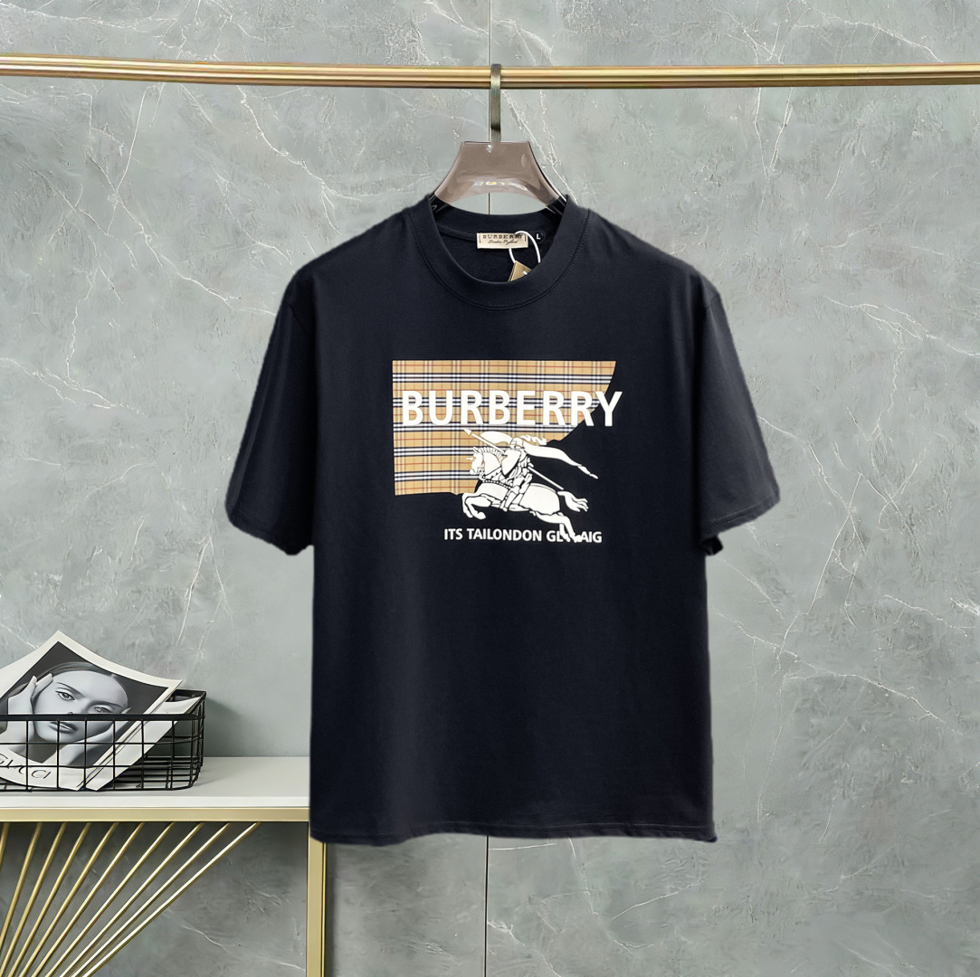 NO:946626,Burberry has all three labels. The latest 2026 summer short-sleeved short sleeves are available at the counter. Original goods, fashionable original imported technical fabrics, comfortable and breathable upper body, original customized hardware accessories, handsome and stylish upper body, complete with three labels, recommended model, very high grade, purchasing code number L-4XL, maximum wearing capacity is 195 catties, burberry, T-shirt,19860909巴宝莉三标齐全. 2026夏季新款最新品短袖,专柜同步有售,原单狠货,时尚进口原版科技面料,上身舒适透气,原版定制五金辅料,上身帅气有型,三标齐全,推荐款,档次极高,代购级码数L-4XL,最大穿195斤,,burberry,T-shirt,,Men's clothing