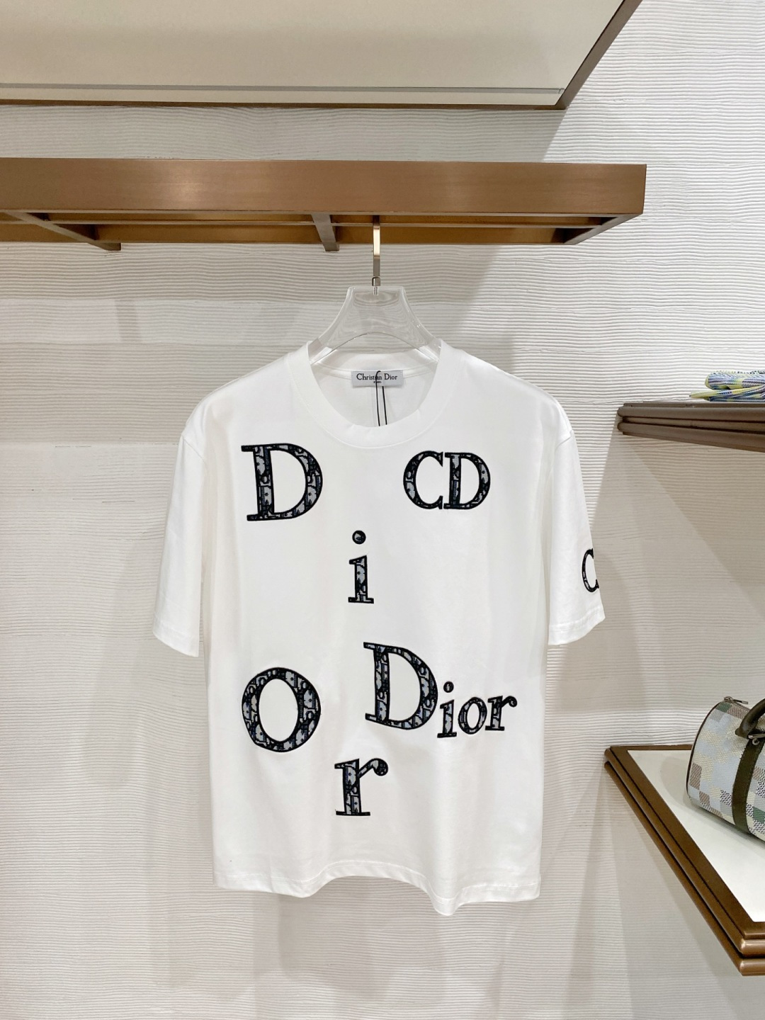 NO:946578,Dior has all three labels. The latest 2026 summer short-sleeves are available at the counter. The original goods are very good. Fashionable imported original technical fabrics. The upper body is comfortable and breathable. Original customized hardware accessories. The upper body is handsome and stylish. All three labels are complete. Recommended model. Very high grade. Purchasing code number is L-4XL. Maximum wear is 195 pounds. Dior, T-shirt.19860909迪奥 三标齐全. 2026夏季新款最新品短袖,专柜同步有售,原单狠货,时尚进口原版科技面料,上身舒适透气,原版定制五金辅料,上身帅气有型,三标齐全,推荐款,档次极高,代购级码数L-4XL,最大穿195斤,,dior,T-shirt,,Men's clothing