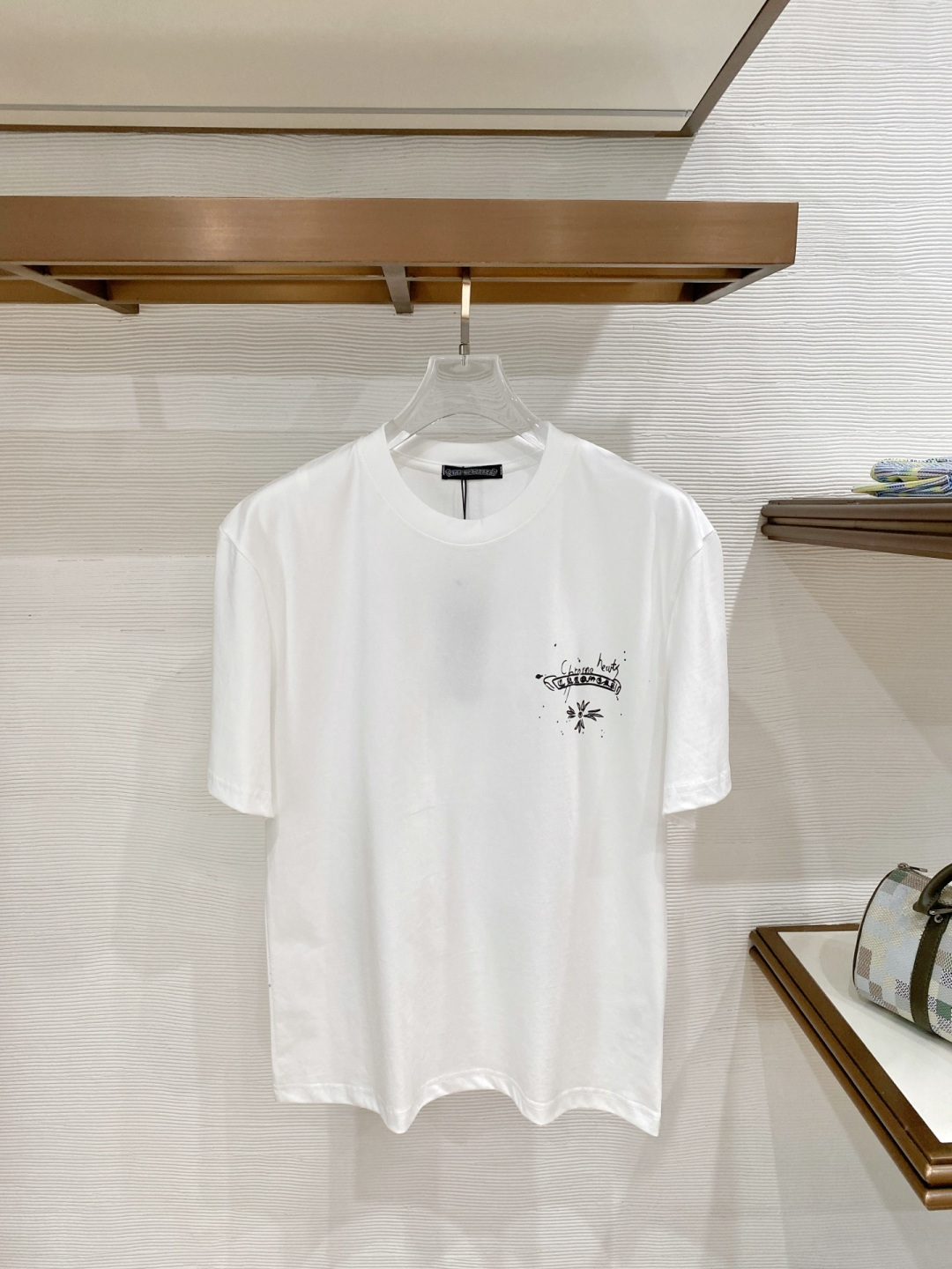 NO:946569,Chrome hearts are complete with three standards. The latest 2026 summer short-sleeves, available at counters simultaneously, original goods, stylish imported original technical fabrics, comfortable and breathable upper body, original customized hardware accessories, handsome and stylish upper body, complete with three standards, recommended style, extremely high grade, purchasing code number L-4XL, maximum wearing capacity is 195 catties,, chrome hearts, T-shirt,19860909克罗心 三标齐全. 2026夏季新款最新品短袖,专柜同步有售,原单狠货,时尚进口原版科技面料,上身舒适透气,原版定制五金辅料,上身帅气有型,三标齐全,推荐款,档次极高,代购级码数L-4XL,最大穿195斤,,chrome hearts,T-shirt,,Men's clothing