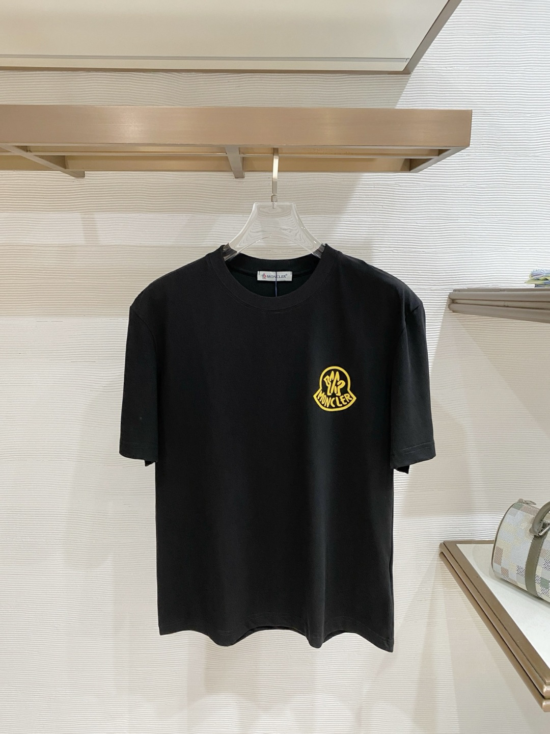 NO:946634,All three labels for the muzzle. The latest 2026 summer short-sleeved short sleeves are available at the same time at the counter. Original goods, fashionable imported original technical fabrics, upper body comfortable and breathable, original customized hardware accessories, handsome and stylish upper body, complete three labels, recommended model, very high grade, purchasing code number L-4XL, maximum wearing capacity is 195 catties, Moncler, T-shirt,19860909蒙口三标齐全. 2026夏季新款最新品短袖,专柜同步有售,原单狠货,时尚进口原版科技面料,上身舒适透气,原版定制五金辅料,上身帅气有型,三标齐全,推荐款,档次极高,代购级码数L-4XL,最大穿195斤,,Moncler,T-shirt,,Men's clothing