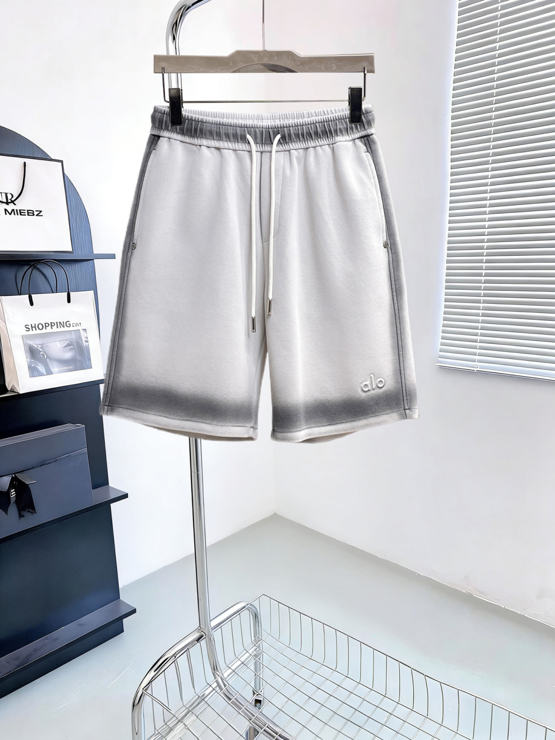 NO:946661,alo three-standard complete. 2026 summer new and latest shorts, available at counters simultaneously, original order, stylish imported original technical fabrics, upper body comfortable and breathable, original customized hardware accessories, handsome and stylish upper body, complete three-standard, recommended style, extremely high grade, purchasing code number M-XXXL, maximum wear 195 pounds,, shorts,19860909alo三标齐全. 2026夏季新款最新品短裤,专柜同步有售,原单狠货,时尚进口原版科技面料,上身舒适透气,原版定制五金辅料,上身帅气有型,三标齐全,推荐款,档次极高,代购级码数M-XXXL,最大穿195斤,,shorts,,Men's clothing