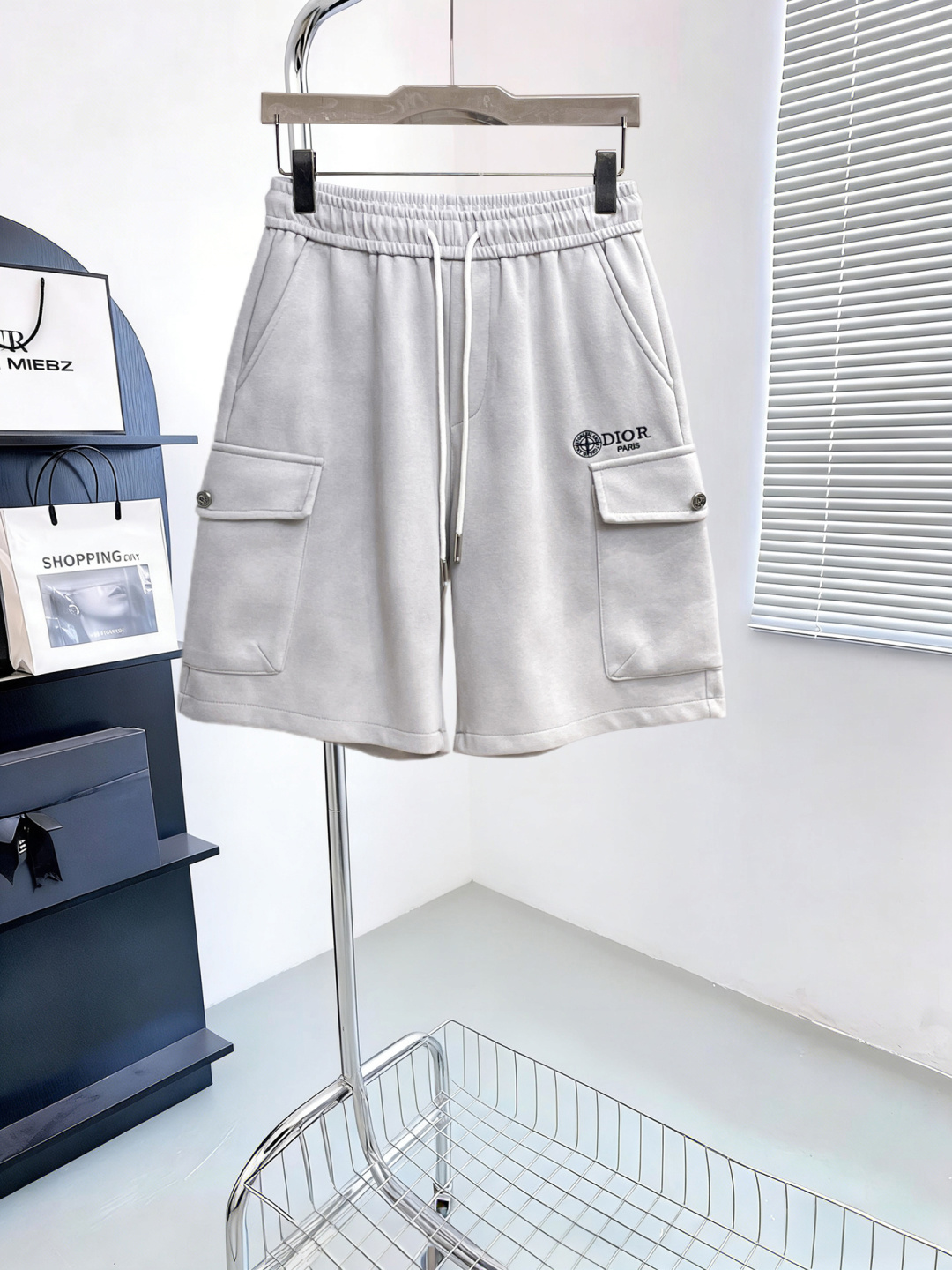 NO:946645,Dior has all three labels. The latest 2026 summer shorts are available at the counter. The original order is very good. Fashionable imported original technical fabrics. The upper body is comfortable and breathable. The original customized hardware accessories. The upper body is handsome and stylish. All three labels are complete. Recommended model. The grade is very high. The purchasing code is M-XXXL. The maximum wear is 195 pounds. Dior, shorts,19860909迪奥三标齐全. 2026夏季新款最新品短裤,专柜同步有售,原单狠货,时尚进口原版科技面料,上身舒适透气,原版定制五金辅料,上身帅气有型,三标齐全,推荐款,档次极高,代购级码数M-XXXL,最大穿195斤,,dior,shorts,,Men's clothing