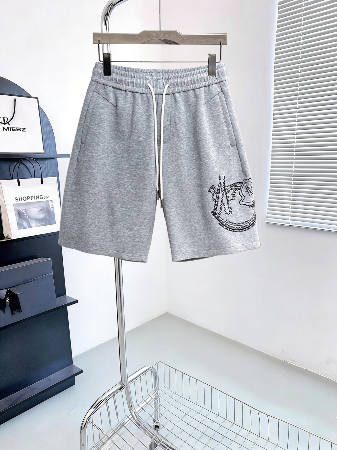 NO:946627,The latest 2026 summer shorts are available at counters. The original goods are made from fashionable imported original technical fabrics. The upper body is comfortable and breathable. The original customized hardware accessories make the upper body handsome and stylish. The three standards are complete. Recommended model. The grade is very high. The purchasing code is M-XXXL. The maximum wearing capacity is 195 pounds. Moncler shorts.19860909蒙口三标齐全. 2026夏季新款最新品短裤,专柜同步有售,原单狠货,时尚进口原版科技面料,上身舒适透气,原版定制五金辅料,上身帅气有型,三标齐全,推荐款,档次极高,代购级码数M-XXXL,最大穿195斤,,Moncler,shorts,,Men's clothing