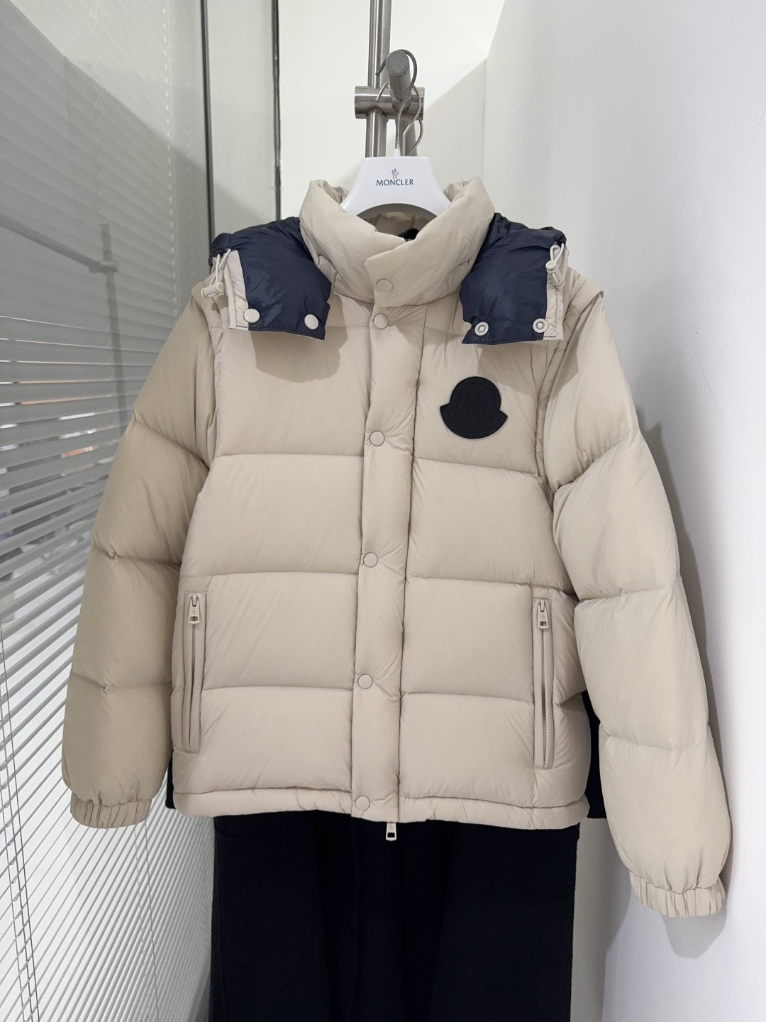 NO:709545,Comes with dust bag, classic loose dropped shoulders + H-shaped straight cut. This is simply tailor-made for all sisters!  !  The dropped shoulder design transforms into right-angled shoulders in seconds after wearing it. The wide shoulders can also perfectly hide the flesh of the shoulders, without blocking the shoulders or the flesh at all. The length of the dress is very clever and just fits in the waist and hips!  If you wear it on a small person, you can directly raise the waistline. If you wear it on a tall person, it will not be cramped at all, and you can easily wear it to create a casual and relaxed feeling. The important thing is that it has a micro silhouette!  Although it is the same style for men and women, it is not an oversize that is so exaggerated that it looks like you are wearing your boyfriend's clothes!  It’s not bulky at all for daily wear, and there’s still plenty of room for stuffing thick sweaters and sweatshirts inside, so you no longer have to wrap it up in rice dumplings for the winter!  ,,versace,hoodie,sweatshirts,sweaters,19860909配防尘袋经典宽松落肩+H型直筒剪裁 这简直是为所有姐妹们量身定做的！！ 落肩设计穿了秒变直角肩,宽肩宝子也能完美藏住肩头肉肉,完全不卡肩、不勒肉 衣长超心机,刚好卡在腰胯位置！小个子穿直接拉高腰线,高个子穿也完全不局促,轻松穿出那种随性慵懒的松弛感 重点是它是微廓形的！ 虽然是男女同款,但是不是那种夸张到像偷穿男朋友衣服的oversize！ 日常穿完全不臃肿,里面塞厚毛衣、大卫衣都还有富余空间,再也不用裹成粽子过冬了！,,versace,hoodie,sweatshirts,sweaters,,Women's clothing