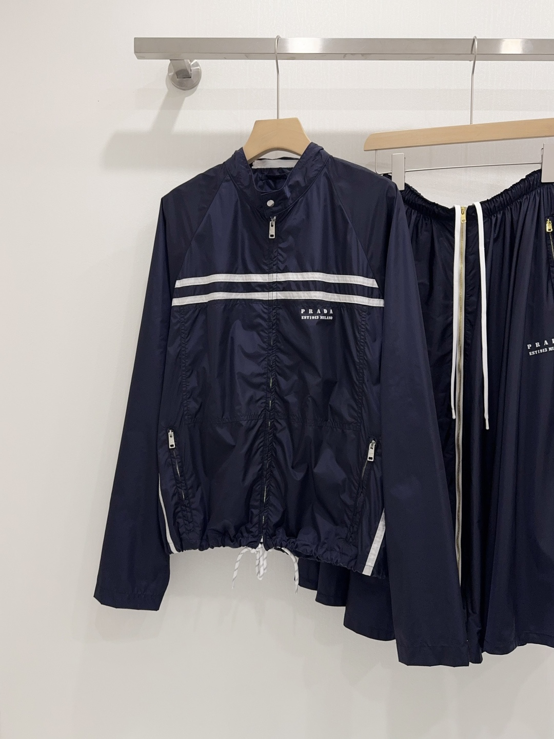 NO:762629,A version that you can enter with your eyes closed!  !  !  It looks very good even if I weigh 130 pounds!  !  The iconic nylon fabric is lightweight and windproof, making it easy to handle whether it is daily commuting or outdoor adventures. The drawstring design on the hem is even more considerate, and the length of the clothing can be adjusted freely, which is both practical and fashionable.,,19860909闭眼入的版型！！！ 130斤穿上都非常好看！！ 标志性的尼龙面料,轻便又防风 无论是日常通勤还是户外探险,都能轻松应对. 下摆抽绳设计更是贴心,可以自由调节衣长,既实用又充满时尚感.,,,Women's clothing