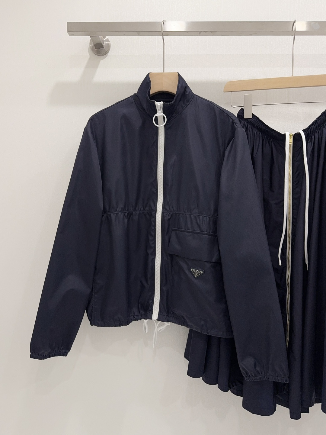 NO:762620,The layout is very friendly!  !  !  Small girls can wear it too!  !  The neat tailoring is directly inspiring, sweet and sassy; the upper body of the navy blue hard shell jacket is refreshing, neat and not boring, and it will turn heads when you go out in the city!  ,,jackets & coats,19860909版型非常友好！！！ 小个子女生也能穿！！ 利落剪裁直接封神,甜美又飒爽； 藏蓝色硬壳夹克上身清爽利落不沉闷,城市出街回头率直接拉满！,,jackets & coats,,Women's clothing