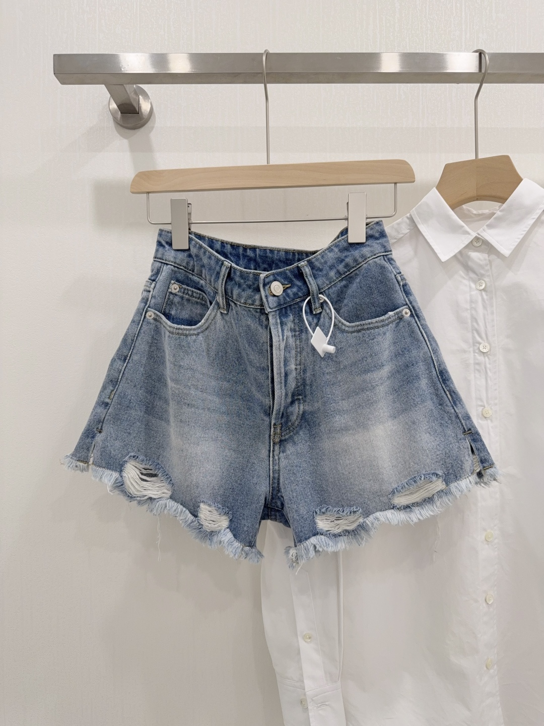 NO:835200,These shorts are a high-waisted A-line loose fit. The high-waist design raises the waistline, easily optimizing body proportions. The A-line wide-leg cut naturally spreads out from the waist, perfectly modifying the lines of the crotch and thighs. Sisters with wide hips, thick legs, and pear-shaped figures can manage it. The length of the pants is just in the middle of the thigh, with irregular raw edges and holes. The upper body instantly transforms into cartoon legs. It looks good no matter how you wear it!  ,,shorts,19860909这条短裤是高腰A字宽松版型 高腰设计拉高腰线,轻松优化身材比例 A字阔腿剪裁从腰头自然散开 完美修饰了胯部和大腿线条 胯宽、腿粗、梨形身材的姐妹都能驾驭 裤长刚好在大腿中部,搭配不规则毛边破洞 上身秒变漫画腿,怎么穿都好看！,,shorts,,Women's clothing