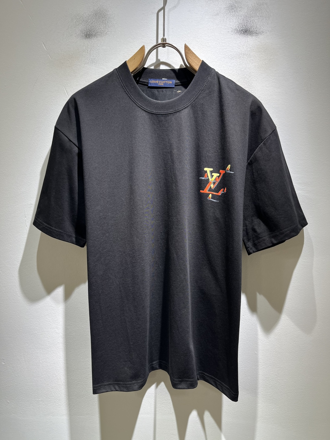 NO:930170,LouisVuitt* Louis*den's new 2026 spring and summer series of items are online. It is a very fashionable and avant-garde short-sleeved T-shirt for men and women, decorated with logo pattern printing!  It is different from the past and declares the design concept of brand inheritance!  Its eye-catching appeal is no less than any classic style, perfectly presenting the sense of fashion, high-end and luxury to the world!  It is made of 260 grams of imported 100% cotton material. It is made of high-quality pure cotton fabrics. It feels soft and skin-friendly. It will definitely exceed your imagination when you get it. It is extremely comfortable and breathable. Even if you sweat profusely, you will not feel greasy or stuffy. It maximizes sweat wicking and moisture absorption!  Size S-3XL [maximum wear: 220 pounds],, louis vuitton, louis vuitton, T-shirt, tees, t-shirt,19860909LouisVuitt*路易*登 2026春夏全新系列单品上线,非常时髦前卫的一款男女同款短袖T恤,标识logo图案印花修饰！区别于以往的不同,宣示品牌传承的设计理念！其吸睛度完全不亚于任何经典款式,将时髦高级感与奢华感完美呈现在世人眼前！客供进口260克全棉材质制成,精选优质纯棉面料,触感软糯亲肤细腻,实物到手绝对超乎你的想象,贴身无比舒适透气,即便是汗流浃背也不会有腻身及闷热感可言,将排汗吸湿性发挥到了极致！尺码S-3XL【最大穿220斤】,,louis vuitton,louis vuitton,T-shirt,tees，t-shirt,,Men's clothing