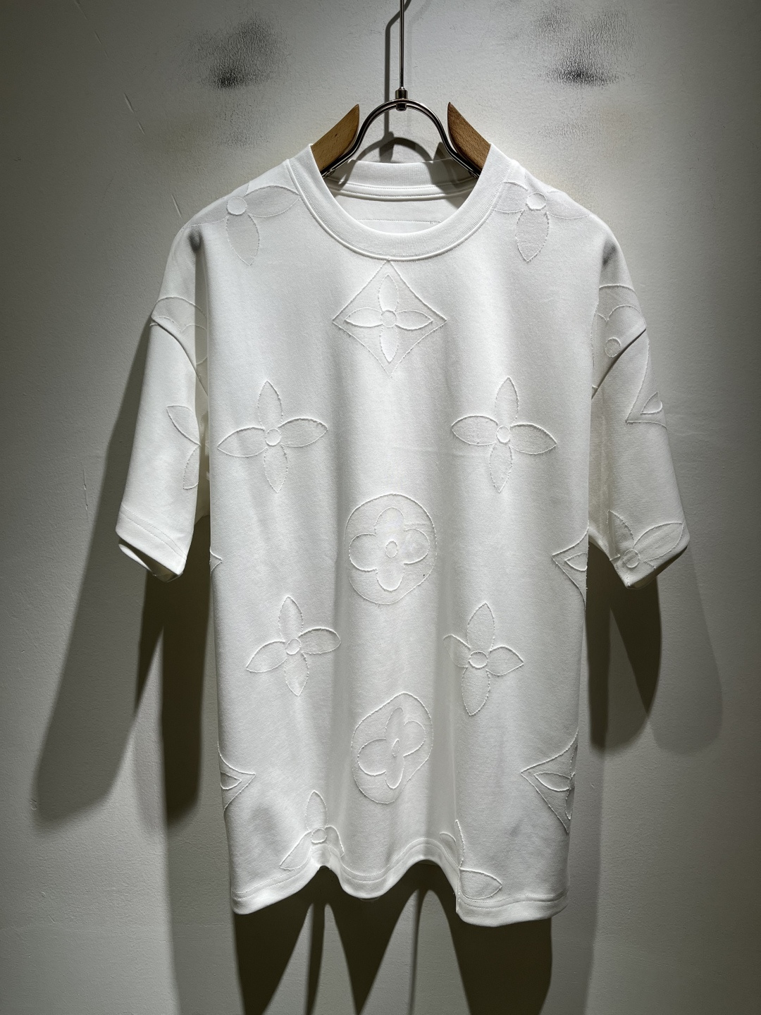 NO:930248,LouisVuitt* Louis*den's 2026 spring and summer new series of items are online. It is a very fashionable and avant-garde short-sleeved T-shirt for men and women, with a logo pattern decorated with burnt flowers!  It is different from the past and declares the design concept that the brand has inherited for many years!  Its eye-catching appeal is no less than any classic style, perfectly presenting the sense of fashion, high-end and luxury to the world!  It is made of imported 100% cotton material supplied by customers. It is a selection of high-quality pure cotton fabrics. It feels soft, waxy and delicate to the skin. The actual product will definitely exceed your imagination. It is extremely comfortable and breathable. Even if you sweat profusely, you will not feel greasy or stuffy. It maximizes sweat wicking and moisture absorption!  Size M-3XL,,louis vuitton,louis vuitton,T-shirt,tees,t-shirt,19860909LouisVuitt*路易*登 2026春夏全新系列单品上线,非常时髦前卫的一款男女同款短袖T恤,标识logo图案烧花修饰！区别于以往的不同,宣示品牌传承多年的设计理念！其吸睛度完全不亚于任何经典款式,将时髦高级感与奢华感完美呈现在世人眼前！客供进口全棉材质制成,精选优质纯棉面料,触感软糯亲肤细腻,实物到手绝对超乎你的想象,贴身无比舒适透气,即便是汗流浃背也不会有腻身及闷热感可言,将排汗吸湿性发挥到了极致！尺码M-3XL,,louis vuitton,louis vuitton,T-shirt,tees，t-shirt,,Men's clothing