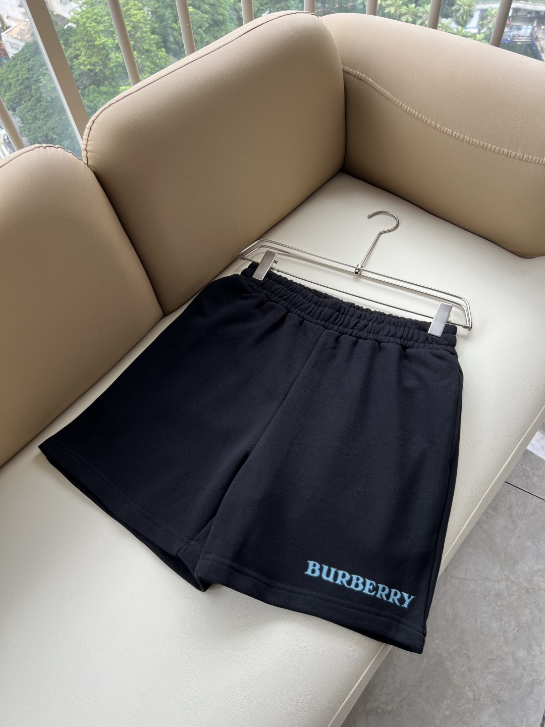 NO:930199,BURBER*Y 2026 spring and summer new casual and versatile casual shorts for men and women!  Trading company channels are rare and available on the official website simultaneously!  Logo pattern printing design on trouser legs!  This T-shirt is made of imported pure cotton materials supplied by customers. The materials used by B's family are still impeccable. It is very suitable for wearing in summer. It is skin-friendly and breathable, giving you the most comfortable wearing experience!  Very textured and breathable, with a basic loose fit, perfect for everyday casual wear, don’t rush to get it!  Size M-4XL,,burberry,shorts,tees,t-shirt,19860909BURBER*Y巴*莉 2026春夏新款休闲百搭男女同款休闲短裤！贸易公司渠道稀出,同步官网发售！裤腿标识logo图案印花设计！此款T恤衫甄选客供进口纯棉材质制作而成,B家的用料上依然是无法挑剔的,非常适合夏日里穿着,亲肤透气、给你最极致舒爽的穿着体验！ 非常有质感透气,基础宽松版型裁剪,日常休闲着穿的完美之选,还不赶紧入手！尺码M-4XL,,burberry,shorts,tees，t-shirt,,Men's clothing