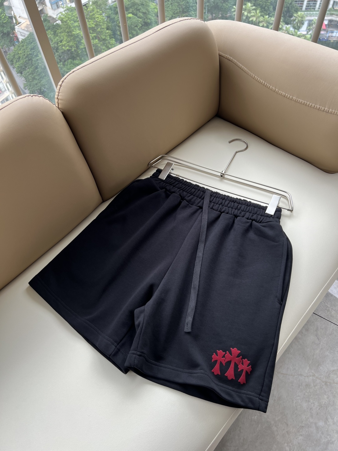 NO:930218,Chrome hear*s grams*heart 2026 spring and summer new casual shorts!  The same casual pants for men and women that you recognize from the bottom of your heart, and become more rare as time goes by, the trendy king of the high street, that is the trendy brand chrome  hear*s grams*xin, to be honest, wearing Croquettes is very trendy, that is, it is trendy, and there is no words to say that it is trendy on the street. It is made of custom-made original washed pure cotton material, and the fabric has a unique feel. This kind of comfort is worn on the body, and the upper body is really not picky. The casual and unrestrained taste is particularly sufficient, which enhances the sense of fashion and appearance, and this type of pants is particularly easy to match with various types of shoes. Where is the recognition, the trouser legs are designed with a velvet logo design!  Tough enough, not easy to wear, the details and craftsmanship are in place. Sizes M-4XL,,chrome hearts,chrome hearts,shorts,19860909Chrome hear*s克*心 2026春夏新款休闲短裤！男女同款一款让你从心底认可的休闲裤,并且经过时间的推移而让你更加珍稀,潮流的高街之王,那就是潮牌chrome hear*s克*心,穿克罗心的实话讲很潮了,那就是潮爆了,潮爆街头没话说.定制原版洗水纯棉材质制成,面料手感一绝,这种舒适感穿在身上,上身真心不挑人,休闲潇洒的味道特别足,提升时尚感和颜值,并且这样的裤型特别好搭配各种类型的鞋子.辨识度就在哪里,设计裤腿logo压绒设计！韧性足,不易磨损,细节工艺非常到位.尺码M-4XL,,chrome hearts,chrome hearts,shorts,,Men's clothing