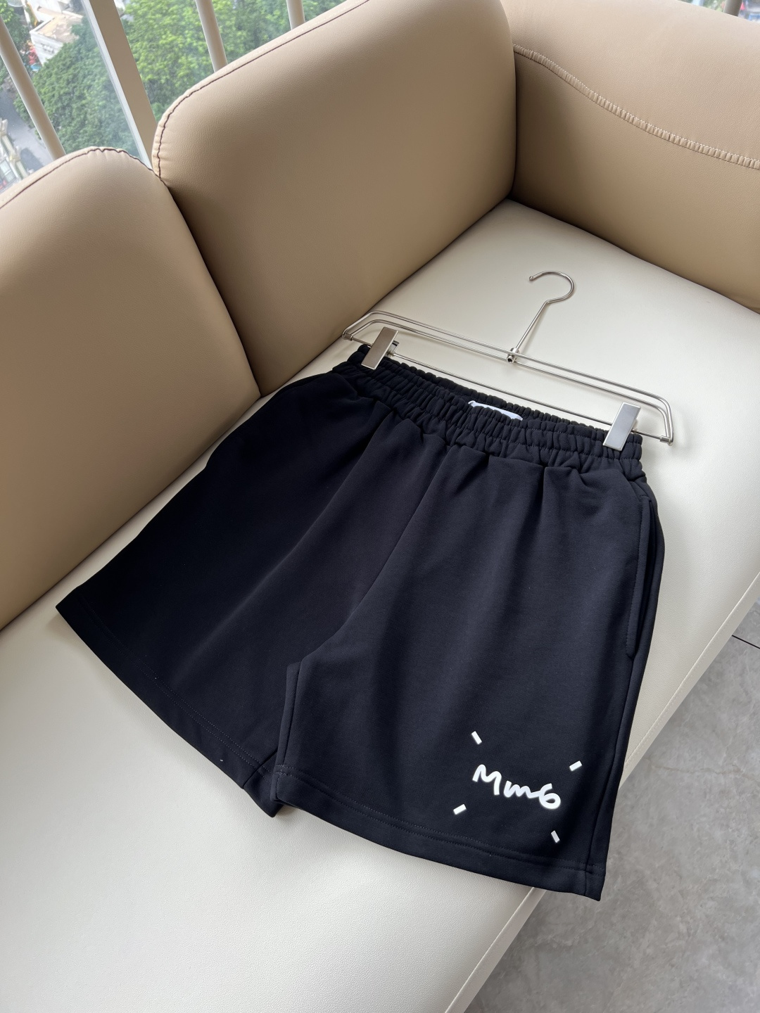 NO:930177,Maison margiel 2026 spring and summer new casual shorts for men and women, available at counters simultaneously!  Customized exclusive washed cotton fabric with logo printing design on the trouser legs!  Simple and elegant, easy to match and versatile, extremely high-grade, perfectly integrated into fashion and style, it is a top-notch fashionable style that is perfect for outer wear!  The whole thing gives people a natural feeling!  The ultimate classic versatile casual pants, customized with original pure cotton fabric!  The ultimate heavy work, the ultimate perfection!  Fans who pursue high quality should rush to buy it by themselves, and we sincerely invite all fans who know the goods to appreciate this model together!  !  Size M-4XL,,masion margiela,shorts,19860909马吉拉 maison margiel 2026春夏新款男女同款休闲短裤,专柜同步发售！定制专属洗水纯棉面料,裤腿logo图案印花设计！简约大方,从容百搭,档次极高,完美融入时尚还有风情感一款完美符合外穿的顶尖时髦气质款！整体给人浑然天成的感觉！极致经典的百搭型休闲裤,定制原版纯棉面料！极致的重工极致的完美！追求高品质的粉丝们请自行抢购,诚邀所有识货的粉丝一同鉴赏此款！！尺码M-4XL,,masion margiela,shorts,,Men's clothing