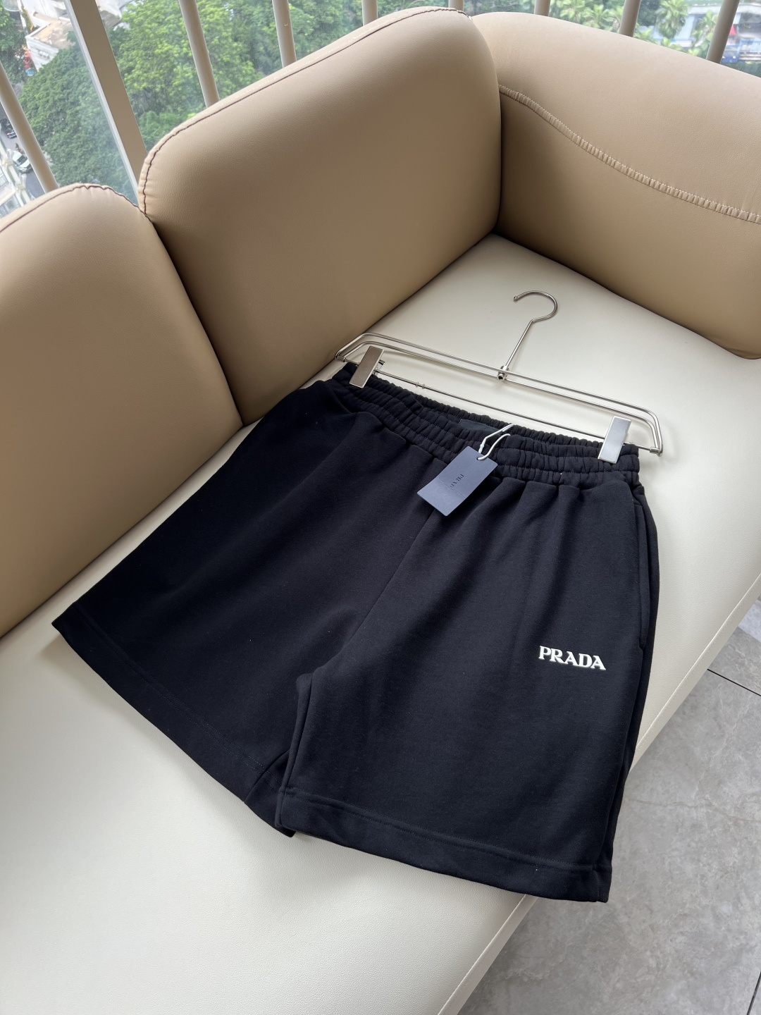 NO:930188,PRA*DA 2026 spring and summer new men's casual shorts, a high-end quality choice...a versatile trousers that is both casual and casual. It is also an indispensable matching artifact in men's wardrobe. It is a classic style that is practical to wear!  The design style of the entire pair of casual pants is simple and fashionable, which is very consistent with the low-luxury style setting. It has excellent skin-friendly value, is easy to wear, and has a full sense of details!  Classic logo laminated design!  This type of trousers is made of high-quality pure cotton fabric. The fabric is comfortable, soft and delicate to the touch, has a good vertical feel, looks very textured, and is full of fine and high-end charm. It has first-class and exquisite tailoring, and the routing is meticulous, smooth and neat. It is a trousers that looks good with any casual style. If you like it, hurry up and get it, good stuff waits for no one!  Size M-4XL,,prada,shorts,19860909PRA*DA普*达 2026春夏新款男士休闲短裤,高端品质之选……一款休闲裤兼备的百搭裤装,也是男士衣橱里不可缺少的搭配神器,属于实穿型的经典款式！整条休闲裤的设计风格简洁时尚,非常符合低奢的风格设定,亲肤值优越,穿着方便,细节感十足！经典标识logo压胶设计！此款裤装采用优质纯棉面料打造而成,面料舒服,手感柔软细腻,有着很好的垂直感,看上去非常有质感,细品高级韵味十足.一流精湛的版型裁剪,走线细致平顺工整,休闲随意怎么搭配都好看的裤装,喜欢的赶紧入手吧,好货可不等人！尺码M-4XL,,prada,shorts,,Men's clothing