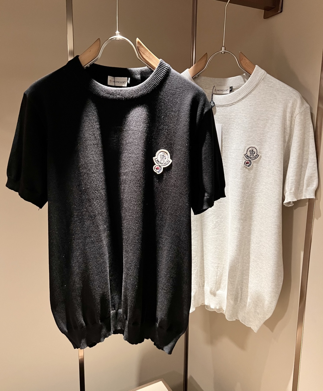 NO:930160,Moncler's latest trade order knitted short-sleeved T-shirt for spring and summer 2026, all in good condition!  !  Internet celebrity model!  The craftsmanship features a chest badge design!  The upper body is comfortable and breathable, not stiff, the whole body has a rich three-dimensional sense, quality export order, logo pattern badge design on the chest!  Customized tailoring of knitted fabrics meets the simple needs of commuters. The upper body effect is very good, slimming, and not picky about the figure. The workmanship of the fabrics... is impeccable. Only good craftsmanship and good fabrics can make you wear a good taste. It is a must-have item for everyone!  Size M-4XL,,T-shirt,tees,t-shirt,19860909Moncler蒙家 2026春夏最新的贸易订单针织短袖T恤,全品相！！网红款！工艺采用胸前徽章设计！上身舒适透气,不僵硬,整体有着丰富的立体感,品质出口订单,胸前logo图案徽章设计！定制针织面料剪裁,满足通勤人们对于着装的简约需求,上身效果很好,显瘦,不挑剔身材.面料做工....无可挑剔,好工艺好面料才能穿出好品味一款,人手必备单品！尺码M-4XL,,T-shirt,tees，t-shirt,,Men's clothing