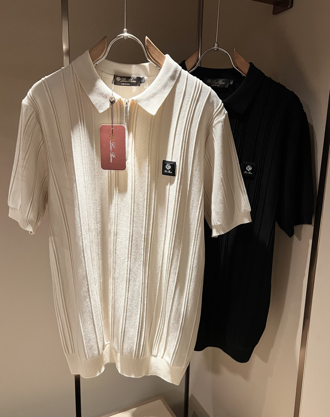 NO:930247,Loro Piana 2026 spring and summer men's latest trade order lapel knitted short-sleeved T-shirt, all in good condition!  !  The upper body is comfortable and breathable, not stiff, and the overall body has a rich three-dimensional sense. Quality export order, hardware logo pattern design on the chest!  The tailoring of exclusive knitted fabrics meets the simple needs of commuters. The upper body effect is very good, slimming, and not picky about the figure. The workmanship of the fabric... is impeccable. Only good craftsmanship and good fabrics can make you wear a good taste. It is a must-have item for everyone!  Size M-4XL,,loro piana,T-shirt,tees,t-shirt,19860909Loro Piana诺悠翩雅 2026春夏男士最新的贸易订单翻领针织短袖T恤,全品相！！上身舒适透气,不僵硬,整体有着丰富的立体感,品质出口订单,胸前五金logo图案设计！定制专属针织面料剪裁,满足通勤人们对于着装的简约需求,上身效果很好,显瘦,不挑剔身材.面料做工....无可挑剔,好工艺好面料才能穿出好品味一款,人手必备单品！尺码M-4XL,,loro piana,T-shirt,tees，t-shirt,,Men's clothing