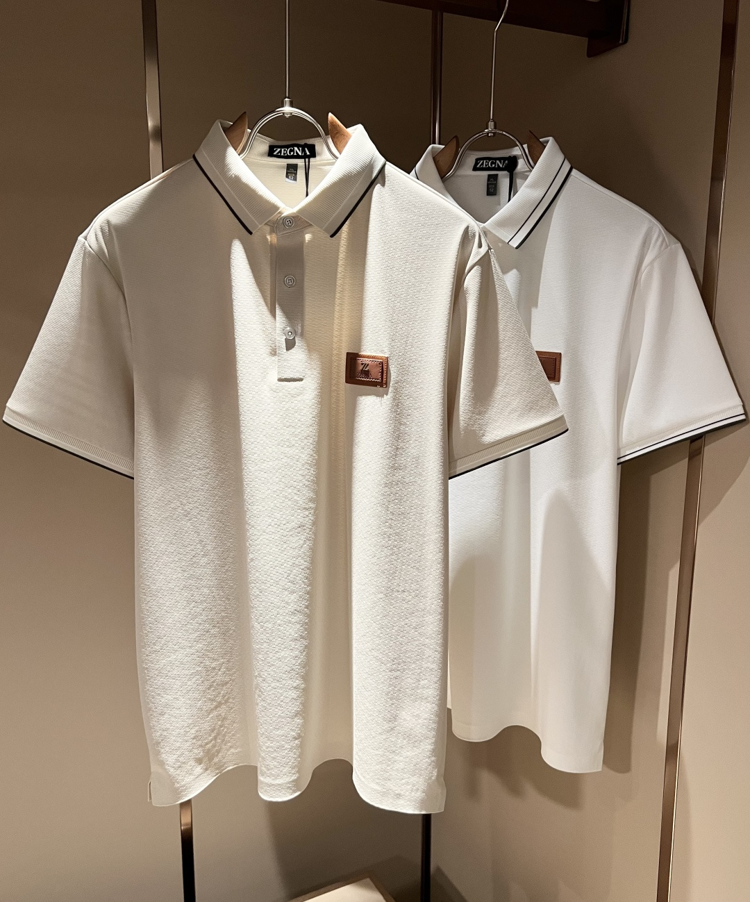 NO:930186,Ermenegildo Zeg*a 2026 spring and summer new men's short-sleeved Polo shirt, order from foreign trade company!  It is one of Zegna’s classic proprietary fabrics!  Customized original pique cotton fabric!  Leather design with logo pattern on the chest!  The texture is warm, soft and delicate to the touch, but the shape is straight and stylish!  Details, extreme luxury...perfect interpretation of high-quality appearance. Sizes M-4XL,,zegna,T-shirt,19860909Ermenegildo Zeg*a杰*亚 2026春夏新品男士短袖Polo衫,外贸公司订单！是杰尼亚经典的专有织物之一！ 定制原版珠地棉面料！胸前logo图案皮革设计！质地保暖,触感又柔软细腻、但型态又笔挺有型！ 细节、奢华极致… 完美演绎高品质品相.尺码M-4XL,,zegna,T-shirt,,Men's clothing