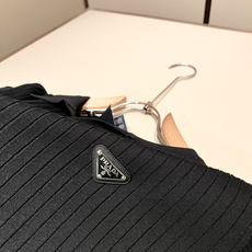 PRAD*A普*达2026春夏新款男士翻领短袖针织短袖T恤,最新款全网独家首上!!~既经典有时尚百搭,谁 PRAD*A普*达2026春夏新款男士翻领短袖针织短袖T恤,最新款全网独家首上!!~既经典有时尚百搭,谁