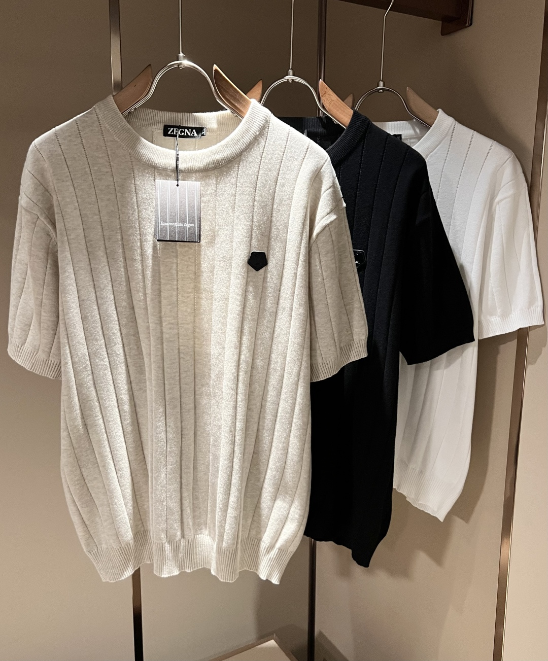 NO:930175,Ermenegildo Zeg*a 2026 spring and summer new men's knitted short-sleeved T-shirt, order from foreign trade company!  It is one of Zegna’s classic proprietary fabrics!  Customized original knitted fabric!  Leather badge logo design on the chest!  The texture is warm, soft and delicate to the touch, but the shape is straight and stylish!  Details, extreme luxury...perfect interpretation of high-quality appearance. Sizes M-4XL,,zegna,T-shirt,tees,t-shirt,19860909Ermenegildo Zeg*a杰*亚 2026春夏新品男士针织短袖T恤衫,外贸公司订单！是杰尼亚经典的专有织物之一！ 定制原版针织面料！胸前皮革徽章logo设计！质地保暖,触感又柔软细腻、但型态又笔挺有型！ 细节、奢华极致… 完美演绎高品质品相.尺码M-4XL,,zegna,T-shirt,tees，t-shirt,,Men's clothing