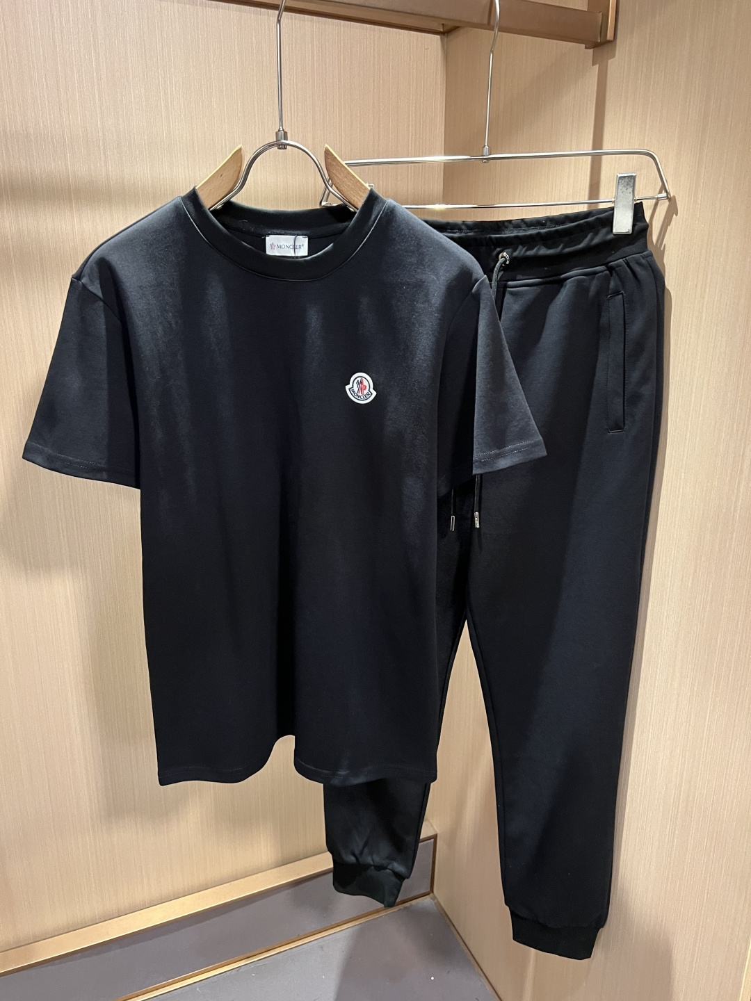 NO:930099,Moncler Mengjia's latest 2026 spring and summer trade order casual suits for men and women, all in good condition!  !  Internet celebrity model!  Designed with logo pattern badge!  The upper body is comfortable and breathable, not stiff, and the overall body has a rich three-dimensional feel. It is a quality export order and is customized with exclusive pure cotton fabric tailoring to meet the simple needs of commuters. The upper body effect is very good, slimming, and not picky about the figure. The fabric workmanship... is impeccable. Only good craftsmanship and good fabrics can make you wear a good taste. It is a must-have item for everyone!  Size M-3XL,,19860909Moncler蒙家 2026春夏最新男女同款贸易订单休闲套装,全品相！！网红款！采用logo图案徽章设计！上身舒适透气,不僵硬,整体有着丰富的立体感,品质出口订单,定制专属纯棉面料剪裁,满足通勤人们对于着装的简约需求,上身效果很好,显瘦,不挑剔身材.面料做工....无可挑剔,好工艺好面料才能穿出好品味一款,人手必备单品！尺码M-3XL,,,Men's clothing
