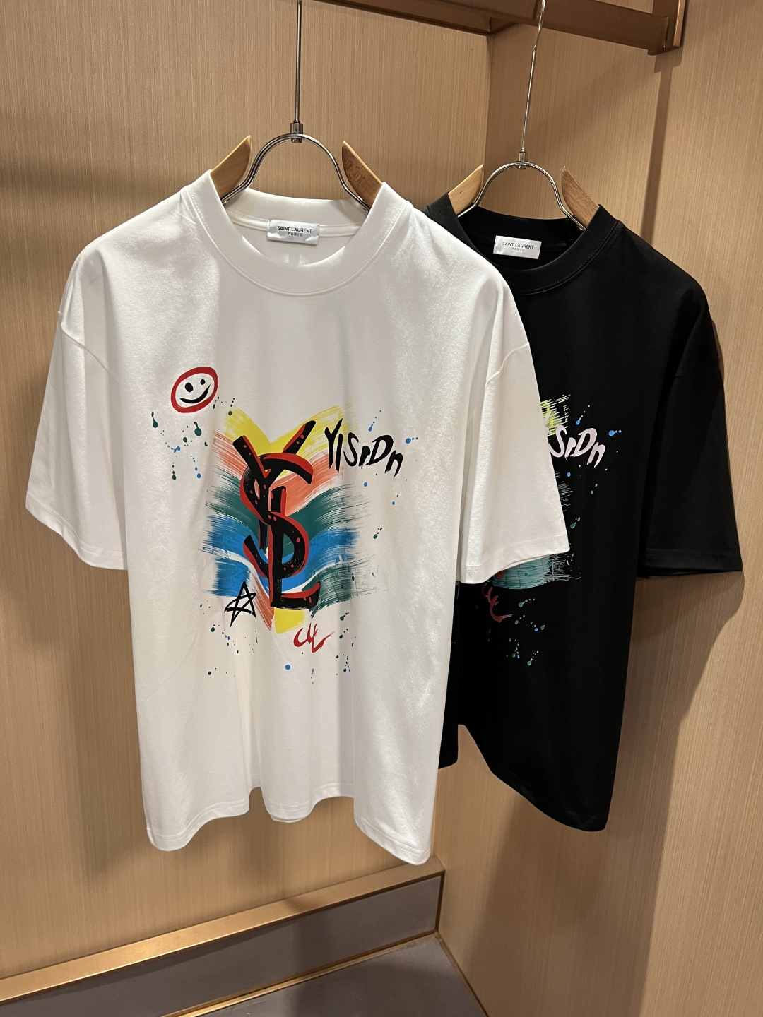 NO:930064,SAINT LAURE*T Saint Laurent's 2026 spring and summer new men's short-sleeved T-shirt, a trendy and light luxury new product, original replica product, high-end quality, the highest version on the market, Milan fashion designer style, sneak peek, exclusive spot sale; original and exclusive pure cotton fabric for customers!  Simple, elegant and exquisite YSL letter logo printing design on the chest!  The upper body effect is great, comfortable and close to the body, showing off your temperament!  Size S-3XL,,saint laurent,saint laurent,saint laurent,T-shirt,tees,t-shirt,19860909SAINT LAURE*T 圣罗兰 2026春夏新款男士短袖T恤,潮流轻奢新品登场 原单复刻产物 高端品质 市场最高版本 米兰时装设计师款 先睹为快,独家现货发售；客供原版专属纯棉面料！胸前简单大气精致YSL字母logo印花工艺设计！上身效果超赞,舒适贴身彰显气质！码数S-3XL,,saint laurent,saint laurent,saint laurent,T-shirt,tees，t-shirt,,Men's clothing