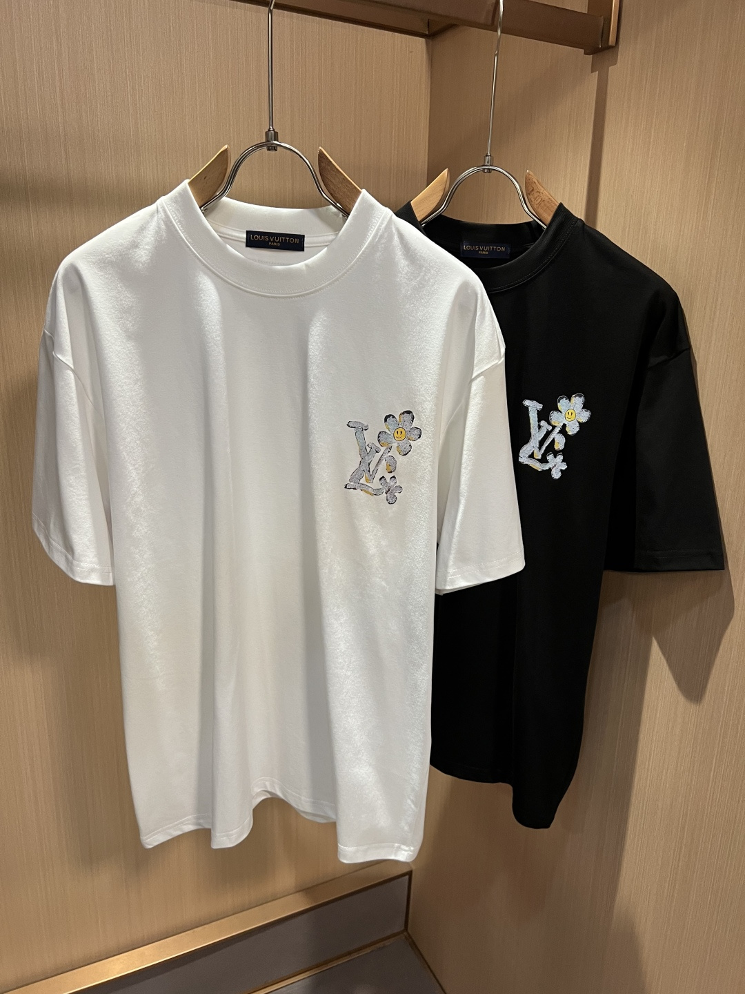 NO:930076,LouisVuitt* Louis*den's new 2026 spring and summer series of items are online. It is a very fashionable and avant-garde short-sleeved T-shirt for men and women, decorated with logo pattern printing!  It is different from the past and declares the design concept of brand inheritance!  Its eye-catching appeal is no less than any classic style, perfectly presenting the sense of fashion, high-end and luxury to the world!  It is made of 260 grams of imported 100% cotton material. It is made of high-quality pure cotton fabrics. It feels soft and skin-friendly. It will definitely exceed your imagination when you get it. It is extremely comfortable and breathable. Even if you sweat profusely, you will not feel greasy or stuffy. It maximizes sweat wicking and moisture absorption!  Size S-3XL [maximum wear: 220 pounds],, louis vuitton, louis vuitton, T-shirt, tees, t-shirt,19860909LouisVuitt*路易*登 2026春夏全新系列单品上线,非常时髦前卫的一款男女同款短袖T恤,标识logo图案印花修饰！区别于以往的不同,宣示品牌传承的设计理念！其吸睛度完全不亚于任何经典款式,将时髦高级感与奢华感完美呈现在世人眼前！客供进口260克全棉材质制成,精选优质纯棉面料,触感软糯亲肤细腻,实物到手绝对超乎你的想象,贴身无比舒适透气,即便是汗流浃背也不会有腻身及闷热感可言,将排汗吸湿性发挥到了极致！尺码S-3XL【最大穿220斤】,,louis vuitton,louis vuitton,T-shirt,tees，t-shirt,,Men's clothing