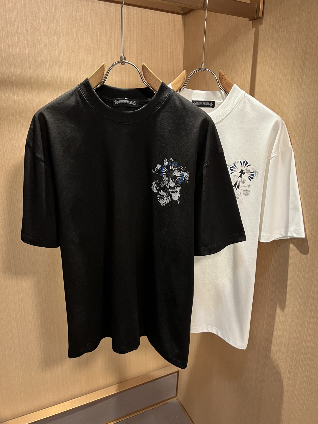 NO:930150,Chrome Hear*s Chrome Hear*s 2026 spring and summer new Chrome Hear*s short-sleeved T-shirt for men and women, wall crack recommendation!  The fashionable and arrogant Chrome Hear*s are loved all over the world. The 2026 SS detonating model, classic Chrome heart elements cut off short-sleeved T-shirts, logo printing design on the chest!  Full of fashionable luxury style and exuding charming artistic sense!  It is spacious and lazy, made of high-end exclusive washed pure cotton for customers!  The upper body is super comfortable!  Oversized silhouette with big dropped shoulders!  Same style for men and women!  Size S-3XL [maximum wear: 220 pounds], chrome hearts, T-shirt, tees, t-shirt,19860909Chrome Hear*s 克*心 2026春夏新品男女同款克*心短袖T恤,墙裂推荐！时尚傲娇的Chrome Hear*s,被全世界宠幸着.2026SS引爆款,经典克*心元素断绝短袖T,胸前logo印花设计！充满了时尚的奢华风,散发着迷人的艺术感！宽大慵懒,客供高端专属洗水纯棉材质！上身超级舒适！大廓形大落肩！男女同款入！尺码S-3XL【最大穿220斤】,,chrome hearts,T-shirt,tees，t-shirt,,Men's clothing