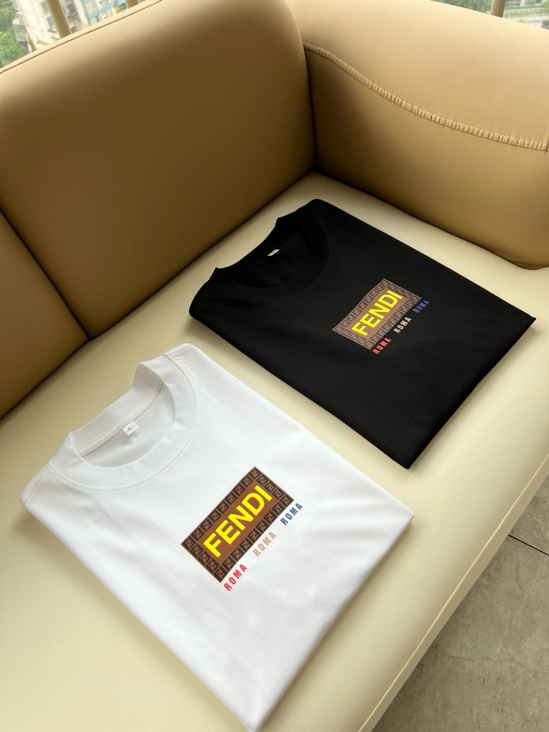 NO:930226,FEN*I Fen*di 2026 spring and summer new FD family FF unisex T-shirt, versatile and very short sleeves for men and women. Italian original order, FD family's popular item, simple and solid color. FD family's enduring iconic product, full of representativeness, full of specifications, a boutique worth buying for all FD fans!  Pure Italian channel order, the FD family's high-end and popular product, a very popular item at the moment, with the iconic letter logo pattern laminated and decorated!  High-end goods worth keeping for yourself and giving away!  Trendy and good-looking, full of trendy atmosphere, extremely high-grade and standard, and using a very classic black and white two-color combination, which gives a strong visual impact and is highly recognizable. It is made of top-grade exclusive pure cotton fabric, feels soft, delicate and comfortable, and the appearance is quite advanced and classy!  It perfectly interprets the charm of the brand and leaves a deep impression on people. It is more fashionable and charming, and the upper body is simple, elegant and fashionable, and there is no pressure to wear it!  Wear it alone or paired with it, it’s a beautiful sight that can’t be ignored!  Size M-4XL,,fendi,dior,T-shirt,tees,t-shirt,19860909FEN*I 芬*迪2026春夏新款FD家族FF男女同款T恤,男女同款百搭极简短袖.意大利原厂订单,FD家族人气单品,简约纯色系打造.FD家族经久不衰的标志性臻品,代表性十足,规格感十足的精品,所有FD粉丝都值得抢购的精品！纯正意代渠道订单,FD家族的高奢人气爆款产物,当下十分火爆的单品,标志性字母logo图案压胶修饰！值得自留和送人的高端货！新潮又好看,潮流气息感十足,档次规格感极高,并且采用十分经典的的黑白双色搭配,给人的视觉冲击感相当强烈,有着极高的辨识度,顶级专属纯棉面料,打造,触感柔软细腻舒适,品相相当高级有档次！完美诠释品牌魅力,给人留下深刻印象.更具时尚与韵味,上身简约大方时尚,对于穿搭更是毫无压力！单穿内搭都极有味道,不可忽视的靓丽风景线！ 尺码M-4XL,,fendi,dior,T-shirt,tees，t-shirt,,Men's clothing