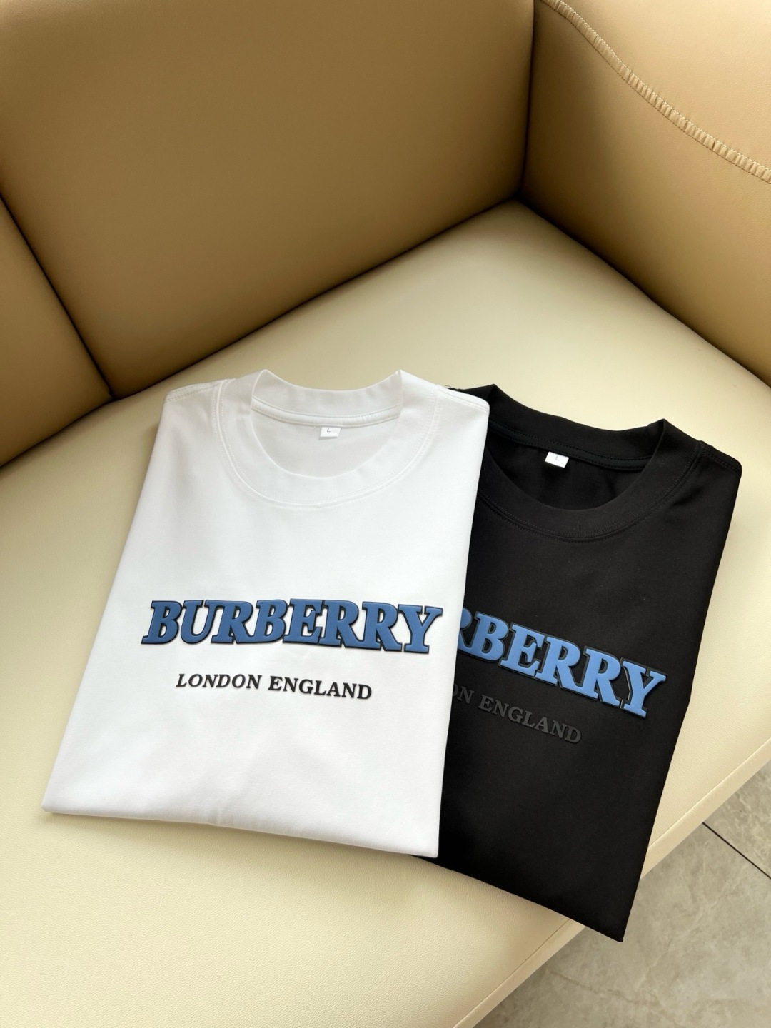NO:930237,BURBER*Y's 2026 spring and summer new unisex short-sleeved T-shirt is a big hit. It is made of the recently popular environmentally friendly pure cotton fabric. It is a high-end outdoor sports and leisure series. It is a very hot sports trend!  BUR's latest developed special material, logo and pattern laminated design!  The fabric is also called memory cloth, which refers to the fabric with morphological memory function. It beats all versions on the market instantly. It can only be said that it is not on the same level at all. Whether it is the material, the degree of detail restoration and the craftsmanship, it is not afraid of any challenges, just to provide everyone with wonderful products. As always, it is consistent and implemented.  A style of BUR's core concept will be tightly tied to fashion, always maintaining a perfect, simple but not simple design style, which perfectly meets your daily needs. Size: M-4XL,, burberry, T-shirt, tees, t-shirt,19860909BURBER*Y巴*莉2026春夏新品男女同款短袖T恤,重磅来袭,最近比较火热的环保纯棉面料制作而成,高端户外运动休闲系列,非常火热运动风潮！BUR最新研发的特殊材质,标志logo图案压胶设计！面料也叫记忆布,是指具有形态记忆功能的面料,秒杀市面上一切版本,只能说根本就不是一个级别的存在,不管是材质还是细节还原度以及工艺制作方面,不惧任何挑战,只为给大家奉献绝妙产物一如既往,始终如一,贯彻了BUR核心理念的一个款式将与时尚紧紧的捆绑在一起,时刻保持完美,简约而不简单的的设计风格,完美的满足了你日常所需要的穿搭.尺码:M-4XL,,burberry,T-shirt,tees，t-shirt,,Men's clothing