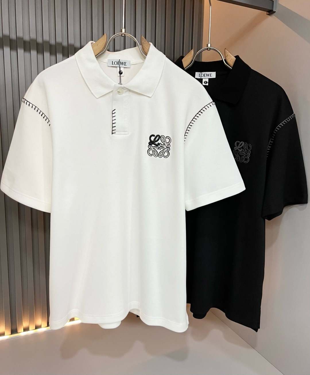 NO:930145,LO*WE/罗*伟 2026 spring and summer men's lapel short-sleeved POLO shirts, available from trading company channels, the latest 2026 spring and summer products, sold simultaneously in official counters, classic star-level items!  LO*WE's leather goods have the highest say in the entire fashion circle. The brand value is very influential and has a century-old historical and cultural heritage. It is a brand used by the royal family and nobles. Its exquisite craftsmanship and design have subverted modern aesthetics!  The overall design is in line with the aesthetic design of the LOE family, using classic brand elements, perfectly inheriting the essence and genes of the LOE family, and injecting the brand logo embroidery design!  The vision is quite exquisite and beautiful, highlighting the brand characteristics, highly recognizable and very fashionable. The overall design interprets minimalism to the extreme, simple and elegant!  High-end materials are imported from Egypt, and high-end high-quality cotton is selected and woven and dyed in a century-old Italian workshop. It is an extremely luxurious and special material. The fabric properties are all of the highest quality. The mesh structure is delicate and natural, with perfect combination of comfort and breathability. The tactile experience is self-evident, and the ultimate luxury enjoyment!  The appearance is perfect, the details are exquisite, the fashionable zipper placket, and the small lapel design not only reduce the age but also highlight the fashionable temperament. The upper body is full of temperament, the color matching is quite in line with the needs of the season, the control is very high, regardless of age, and the style is excellent!  Size M-3XL,,loewe,T-shirt,19860909LO*WE/罗*威2026春夏男士翻领短袖POLO衫,贸易公司渠道货,2026春夏最新品,官柜同步售卖,经典明星级单品！LO*WE家的皮具单品在整个时装圈最有极高的的发言权,品牌价值影响力颇高,有着百年历史文化底蕴,皇室御贵族御用品牌,其精湛的手工艺及设计感颠覆了现代审美！整体的设计符合LOE家美学设计,运用了经典的品牌元素,完美沿袭了LOE家的精髓与基因,注入品牌logo标识刺绣设计！视觉颇为精致美观,彰显了品牌特质,辨识度极高且极具时髦感,整体的设计将极简主义阐释到极致,简约而大方！客供埃及进口高级物料,甄选高端优质棉经过意大利百年工坊定织定染而成,极为奢华特殊的材质,面料属性皆为上乘,网眼结构细腻自然,舒适性与透气性完美兼备,触感体验不言而喻,奢华极致享受！品相完美如斯,细节处处精致考究,时尚拉链开合门襟,搭配小翻领设计,即减龄又凸显了时髦气质感,上身满满的气质感,配色相当符合搭配季节需求,驾驭度混搭性极高,无关年龄界定,造型感极佳的一款单品！尺码M-3XL,,loewe,T-shirt,,Men's clothing