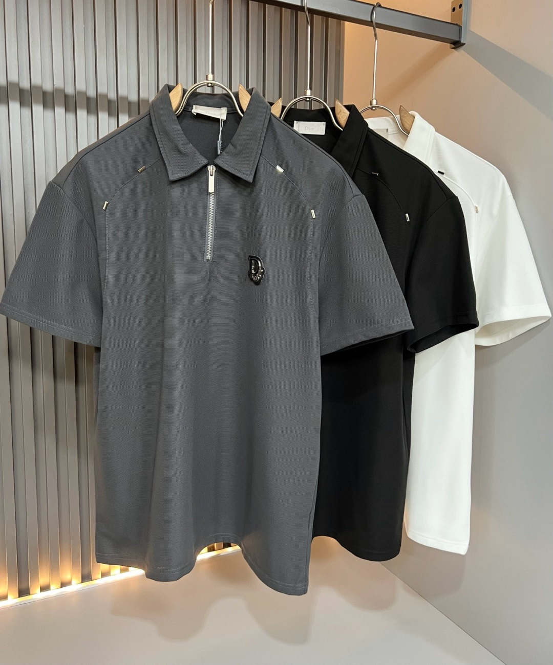 NO:930153,Di*r Dijia's 2026 spring and summer new men's Polo shirts, there are many simple solid color fashionable models. Many design masters have an inseparable feeling for solid colors. This is a tribute to tradition and a nostalgia for the mood~ In fact, the nostalgia of the design also determines the tone of the work. The work I want to talk about today is a new work brought by Dio*~~ It can be said to be a style work that can be used for business or leisure. Simple iconic logo badge design on the shoulder!  The exquisite workmanship is worthy of careful consideration. It can be said that it is an extremely accurate setting of the simple style. A simple and casual tone is very accurate. The imported pique cotton fabric is soft and comfortable. The classic POLO shirt lapel design is impeccable in workmanship. It is not monotonous and looks more high-end. It originally exudes a fashionable temperament. Coupled with its soft and comfortable fabric, the wearing experience of the whole piece is taken to a higher level~ The control of style and tone is very accurate!  !  The first choice for shopping~~ Exclusive on the entire network, sizes M-3XL, dior, dior,19860909Di*r迪家 2026春夏新款男士Polo衫,简约纯色时尚款不乏有许多设计大咖们都对于纯色都有着难以割舍的情怀.这是一种对于传统的致敬,也是一种对于情调的怀旧~其实,设计的怀旧感很大部分也决定了作品的基调.今天要说的这件作品,就是由Dio*带来的新作~~可以说是一件可商务可休闲的风格作品.肩膀简单标志性logo徽章设计！精致的做工值得细品,可以说是一次极为准确的简洁风定调.一种简洁&休闲的基调已经十分准确了.进口珠地棉面料,质地柔软舒适.经典POLO衫翻领设计,做工无可挑剔.不单调的同时更显高端.本来散发的就是一种时尚的气质,再加上其柔软舒适的面料,整件作品的穿搭体验,更上一层楼~对于风格的把控以及基调的石锤,更是非常只准确！！剁手首选好吧~~全网独家,尺码M-3XL,,dior,dior,,Men's clothing