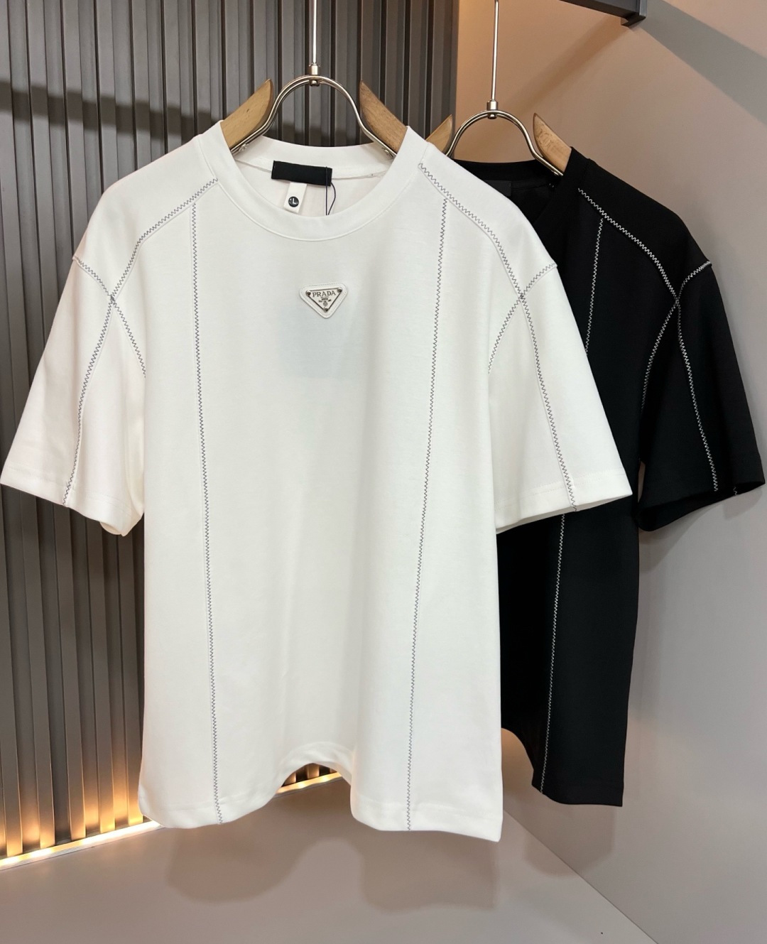 NO:930174,PRAD*A's new 2026 spring and summer short-sleeved T-shirts for men and women, the latest model is exclusively available on the entire network!  !  ~It is both classic and fashionable, who doesn’t love it? It shows the classic again, it is very eye-catching, and it has a low-luxury aura and recognition!  Pr*da's traditional brand concept and modern advanced technology are perfectly combined. Coupled with an extremely modern and simple design, Pr*da's exclusive logo pattern badge design!  Customized 100% imported pure cotton fabric!  The texture of this model is quite impressive. You can tell the specifications and grades at your fingertips. The level of finesse and breathability are top-notch!  Size M-3XL,,prada,T-shirt,tees,t-shirt,19860909PRAD*A普*达2026春夏新款男女同款短袖T恤,最新款全网独家首上！！~既经典有时尚百搭,谁不爱啊,将经典再次展现,非常的耐看,自带低奢光环与辨识度！Pr*da传统的品牌理念和现代化的先进技术进行了完美结合.加上极其现代摩登风范的简约设计,p家专属logo图案徽章设计！定制百分百进口纯棉面料！此款的质感相当感人 触手便知规格档次 细腻程度与透气效果堪称顶级！尺码M-3XL,,prada,T-shirt,tees，t-shirt,,Men's clothing