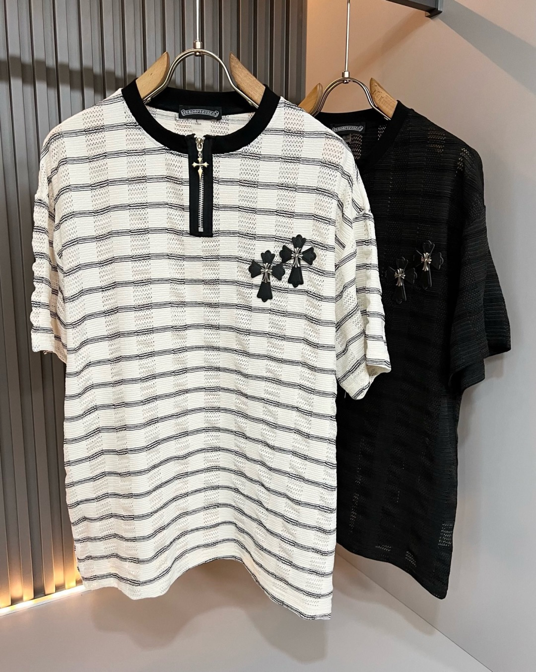 NO:930185,Chrome Hear*s Chrome Hear*s 2026 spring and summer new Chrome Hear*s short-sleeved T-shirt for men and women, wall crack recommendation!  The fashionable and arrogant Chrome Hear*s are loved all over the world. The 2026 SS detonating model, classic Chrome heart elements cut off short-sleeved T-shirt, leather logo pattern design on the chest!  Full of fashionable luxury style and exuding charming artistic sense!  It is spacious and lazy, made of high-end exclusive washed pure cotton for customers!  The upper body is super comfortable!  Oversized silhouette with big dropped shoulders!  Same style for men and women!  Size M-3XL,,chrome hearts,T-shirt,tees,t-shirt,19860909Chrome Hear*s 克*心 2026春夏新品男女同款克*心短袖T恤,墙裂推荐！时尚傲娇的Chrome Hear*s,被全世界宠幸着.2026SS引爆款,经典克*心元素断绝短袖T,胸前皮革logo图案设计！充满了时尚的奢华风,散发着迷人的艺术感！宽大慵懒,客供高端专属洗水纯棉材质！上身超级舒适！大廓形大落肩！男女同款入！尺码M-3XL,,chrome hearts,T-shirt,tees，t-shirt,,Men's clothing