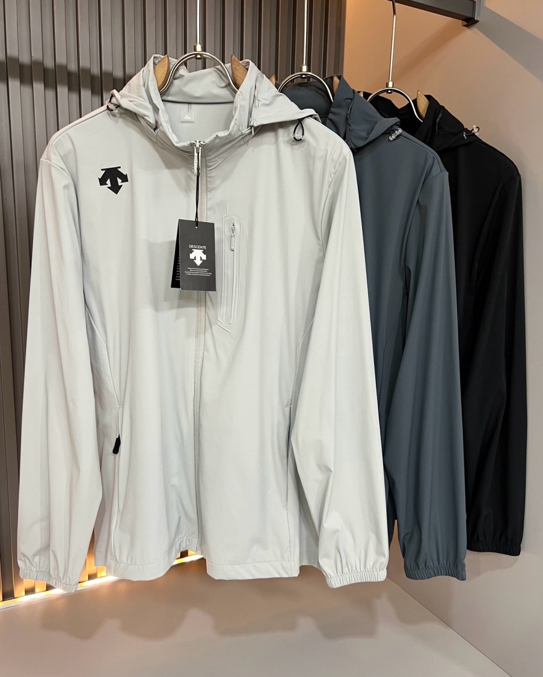 NO:930206,DESCENTE 2026 new spring and summer sun protection jacket for men and women, a professional sports brand that has been proud since 1935. For more than 80 years, it has always adhered to the spirit of 'Design That Moves' to drive sports with design, integrating innovative technology with design aesthetics, and creating high-quality sports equipment in many professional fields such as skiing, golf, and triathlon!  The latest design elements of the brand!  In addition to its considerable attainments in style design, the most obvious or best thing is that it has deeper unique insights and attainments in fabrics. Through continuous structural research and problem solving, it is characterized by unique research on fabrics. These alone are enough to support it to become one of the leading new logo brand images in the clothing manufacturing industry. This model is made of quick-drying fabric!  Through precision workmanship, the hand feels smooth and soft, and it has both natural beauty and comfort. The large body shape is simple and clean, and the fabric shows a different hazy structural beauty. It is exclusively customized by opening a mold. The fabric tests the skills of the workers and can be smooth and compliant without wrinkles!  Logo pattern laminated design on the body!  It really tests the handicrafts of each master!  It makes the whole thing clean and neat, without leaving a trace of thread. Nowadays, the neutrality that is pursued in life is also more refined in life!  Size M-3XL,,jackets & coats,jackets & coats,19860909迪桑特DESCENTE 2026春夏新款男女同款防晒服夹克外套,自1935年荣耀至今的专业运动品牌.80余年来,始终坚持“Design That Moves” 以设计驱动运动的精神,将创新科技与设计美学相融合,在滑雪、高尔夫、铁人三项等多个专业领域,打造高品质的运动装备！品牌最新设计元素！除了在款式设计上颇有造诣之外,最明显或者说最为拿手的,应该就是在面料上的拥有更深独特见解跟造诣了.通过不断地结构研究和问题处理,在以面料独特研究为特征,仅凭这些就已经足以支撑其成为服装制造行业中,首屈可数的新标志品牌形象.此款采用速干面料材质！通过精工手感细滑柔软,同时兼具自然美感跟舒适度.大身上版型裁剪简洁干净,面料上显现出了不一样朦胧的结构性美感来.独家开模定制而成,面料及其考验工人的技术,能做到平整服帖又不起皱！衣身logo图案压胶设计！真的是很考验每位师傅的手工制作！使得整体干净利索,不留一丝线头.现在对于生活有所追求的中性也在生活中更为精致！尺码M-3XL,,jackets & coats,jackets & coats,,Men's clothing