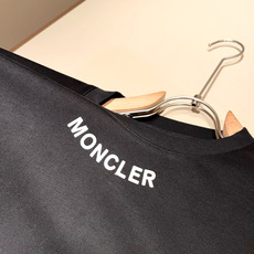 Moncler蒙家 2026春夏最新男女同款👫贸易订单短袖T恤,全品相!!网红款!采用logo图案压胶设 Moncler蒙家 2026春夏最新男女同款👫贸易订单短袖T恤,全品相!!网红款!采用logo图案压胶设