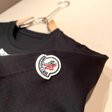 Moncler蒙家 2026春夏最新男女同款👫贸易订单短袖T恤,全品相!!网红款!采用logo图案压胶设 Moncler蒙家 2026春夏最新男女同款👫贸易订单短袖T恤,全品相!!网红款!采用logo图案压胶设