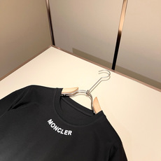 Moncler蒙家 2026春夏最新男女同款👫贸易订单短袖T恤,全品相!!网红款!采用logo图案压胶设 Moncler蒙家 2026春夏最新男女同款👫贸易订单短袖T恤,全品相!!网红款!采用logo图案压胶设