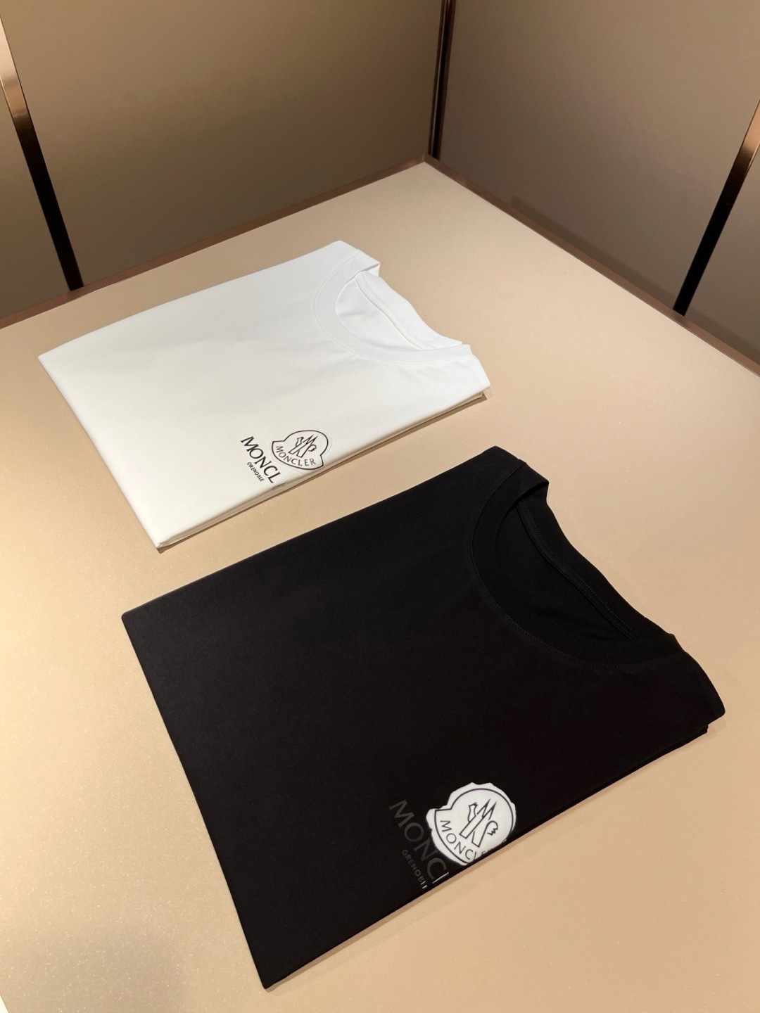 Moncler蒙家 2026春夏最新男女同款👫贸易订单短袖T恤，全品相！！网红款！采用logo图案压胶设