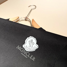 Moncler蒙家 2026春夏最新男女同款👫贸易订单短袖T恤,全品相!!网红款!采用logo图案压胶设 Moncler蒙家 2026春夏最新男女同款👫贸易订单短袖T恤,全品相!!网红款!采用logo图案压胶设