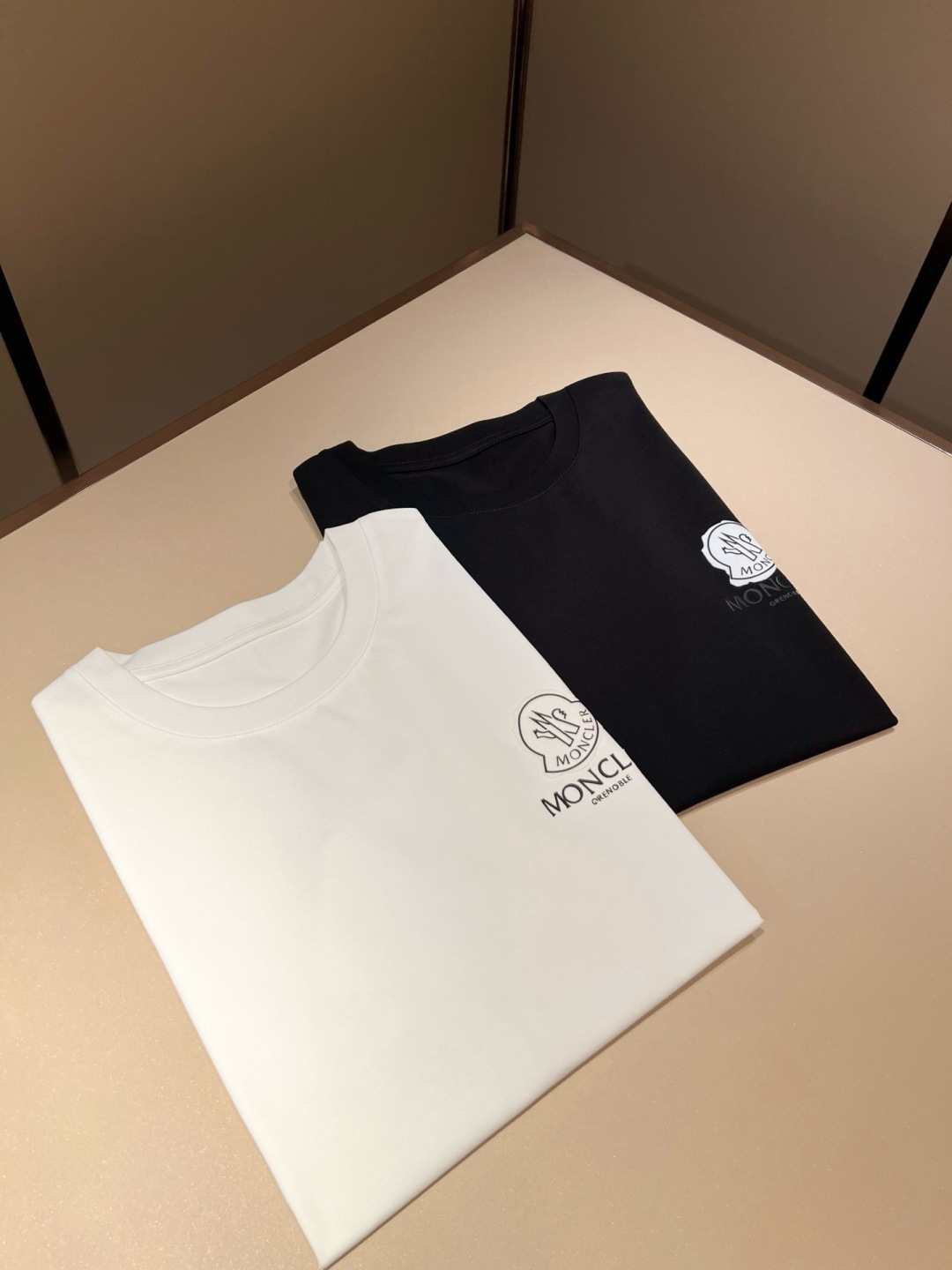 Moncler蒙家 2026春夏最新男女同款👫贸易订单短袖T恤，全品相！！网红款！采用logo图案压胶设