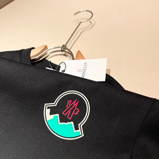 Moncler蒙家 2026春夏最新男女同款👫贸易订单短袖T恤,全品相!!网红款!采用logo图案压胶设 Moncler蒙家 2026春夏最新男女同款👫贸易订单短袖T恤,全品相!!网红款!采用logo图案压胶设