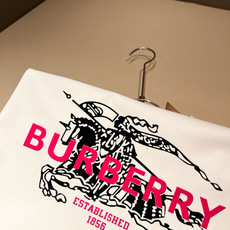 BURBER*Y巴*莉2026春夏新品男女同款👫短袖T恤,重磅来袭,最近比较火热的环保纯棉面料制作而成, BURBER*Y巴*莉2026春夏新品男女同款👫短袖T恤,重磅来袭,最近比较火热的环保纯棉面料制作而成,
