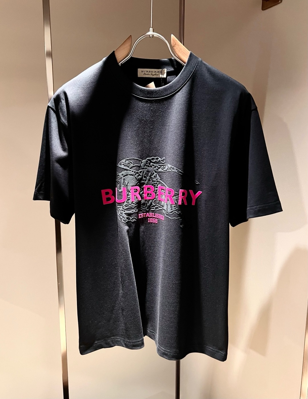 BURBER*Y巴*莉2026春夏新品男女同款👫短袖T恤,重磅来袭,最近比较火热的环保纯棉面料制作而成, BURBER*Y巴*莉2026春夏新品男女同款👫短袖T恤,重磅来袭,最近比较火热的环保纯棉面料制作而成,
