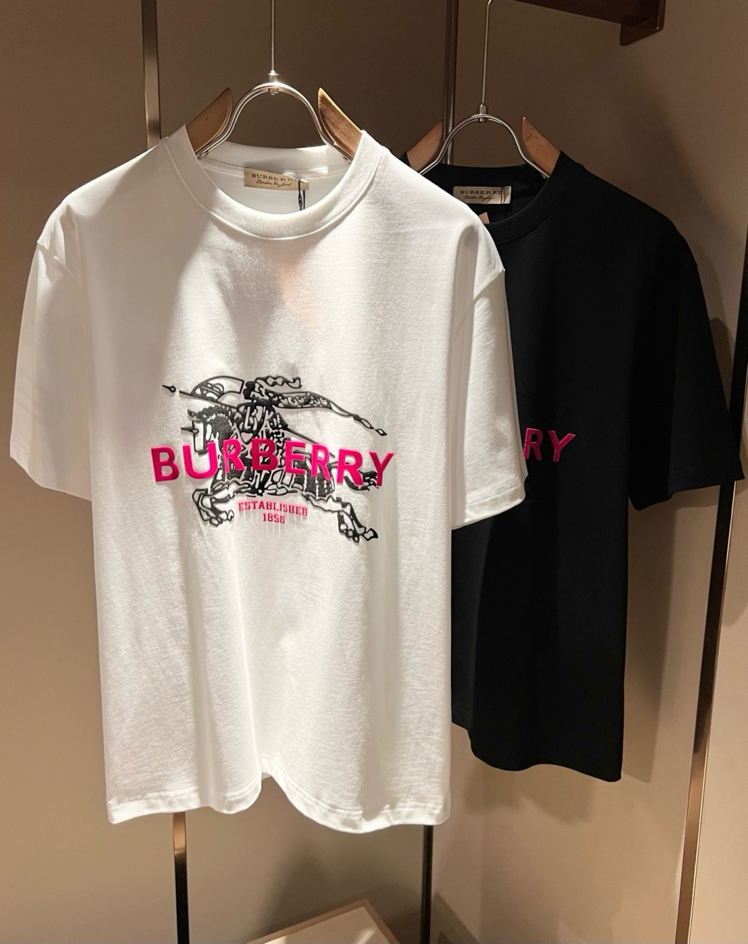 BURBER*Y巴*莉2026春夏新品男女同款👫短袖T恤,重磅来袭,最近比较火热的环保纯棉面料制作而成, BURBER*Y巴*莉2026春夏新品男女同款👫短袖T恤,重磅来袭,最近比较火热的环保纯棉面料制作而成,