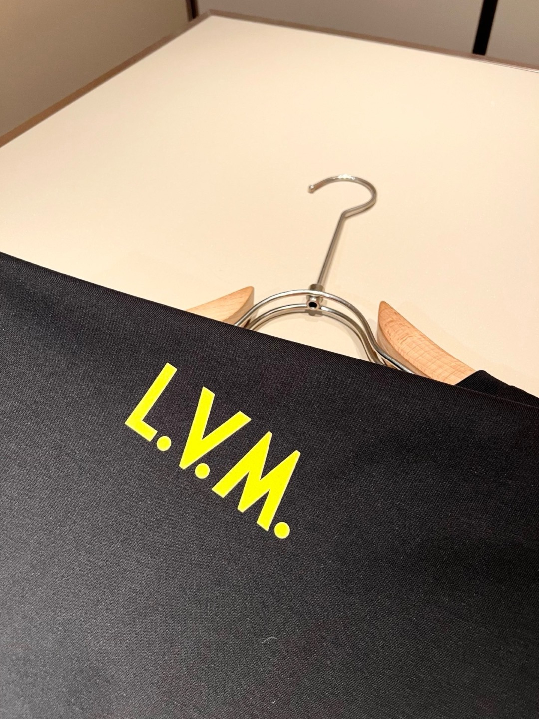 LouisVuitt*路易*登 2026春夏全新系列单品上线，非常时髦前卫的一款男女同款短袖T恤，标识l