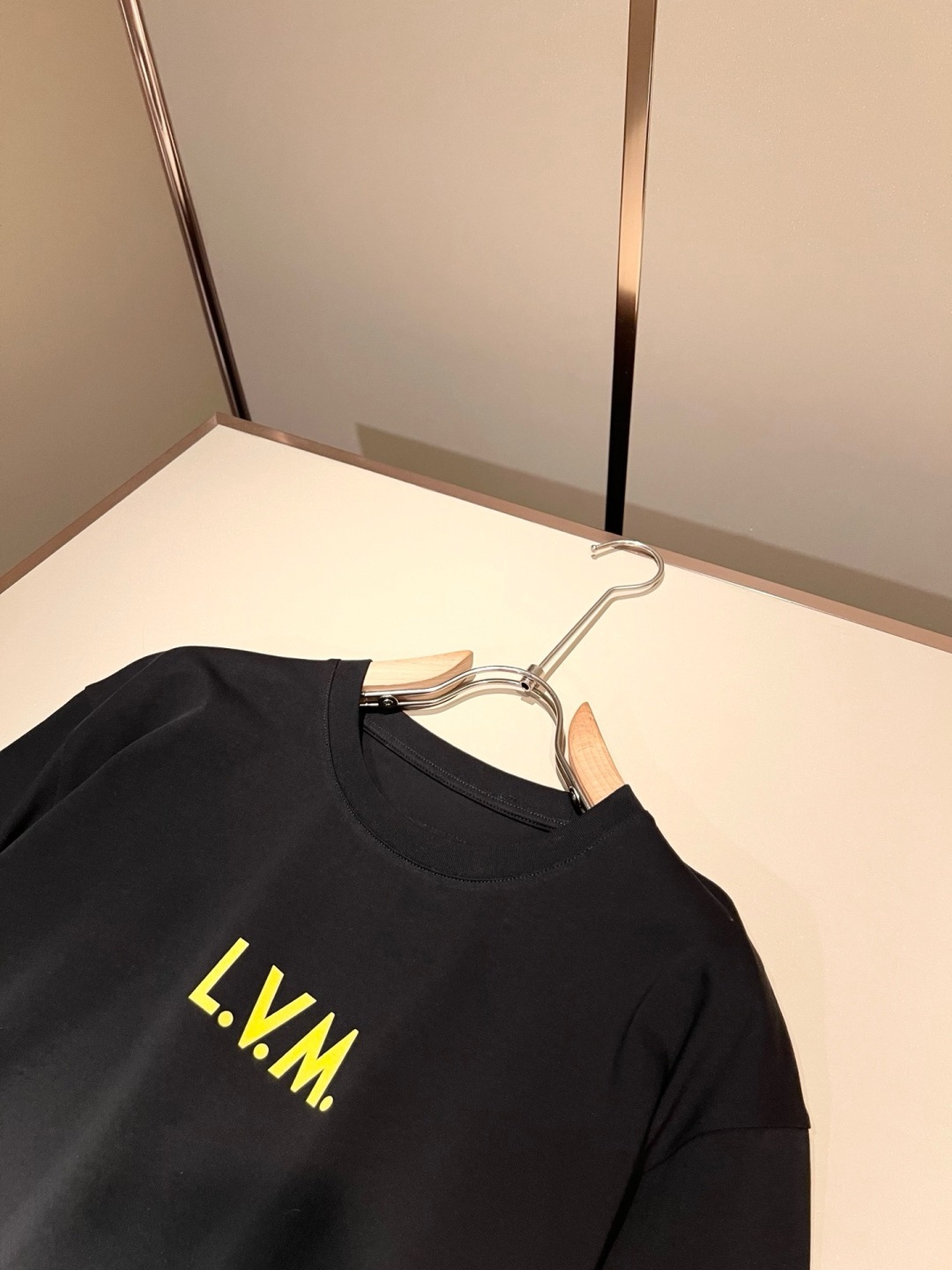 LouisVuitt*路易*登 2026春夏全新系列单品上线，非常时髦前卫的一款男女同款短袖T恤，标识l