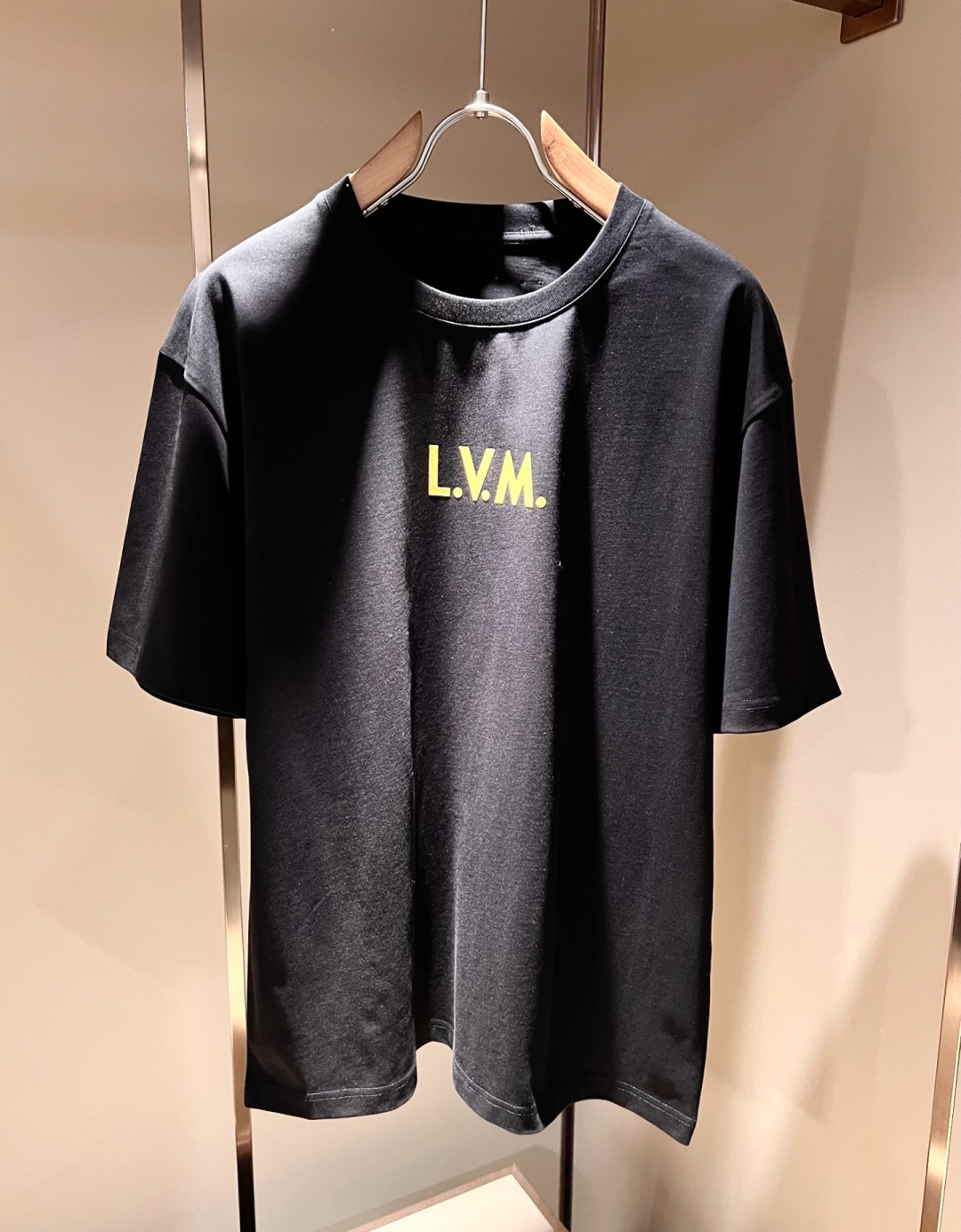 LouisVuitt*路易*登 2026春夏全新系列单品上线，非常时髦前卫的一款男女同款短袖T恤，标识l