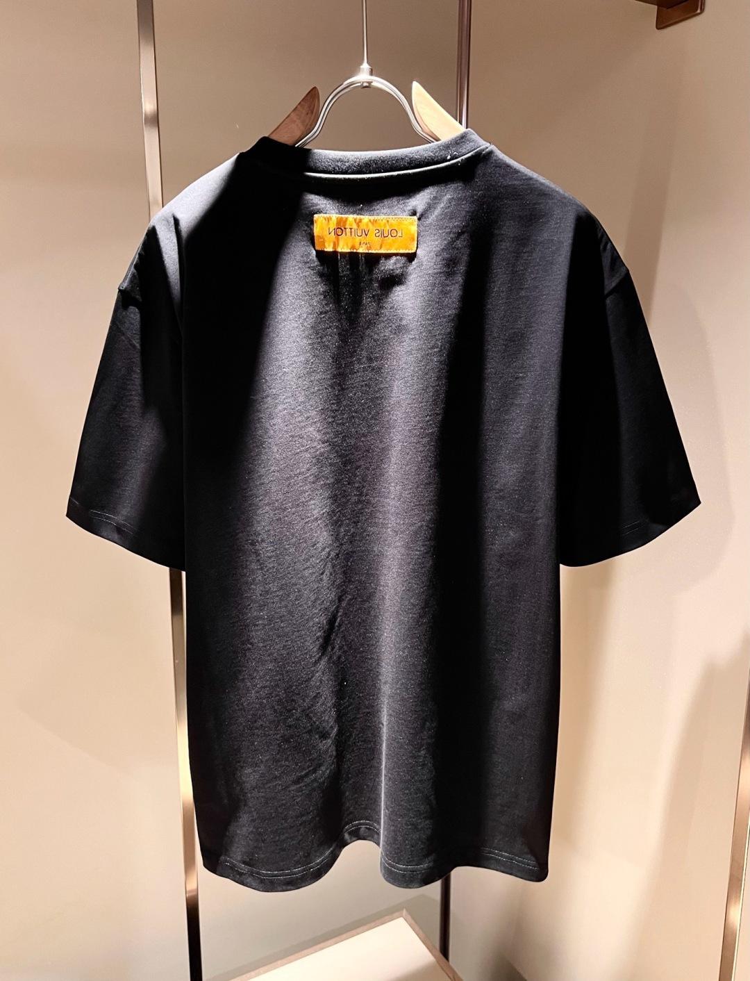 LouisVuitt*路易*登 2026春夏全新系列单品上线，非常时髦前卫的一款男女同款短袖T恤，标识l
