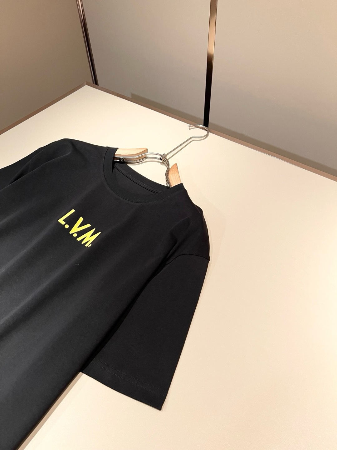 LouisVuitt*路易*登 2026春夏全新系列单品上线，非常时髦前卫的一款男女同款短袖T恤，标识l