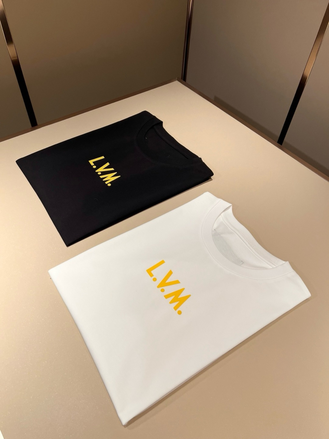 LouisVuitt*路易*登 2026春夏全新系列单品上线，非常时髦前卫的一款男女同款短袖T恤，标识l